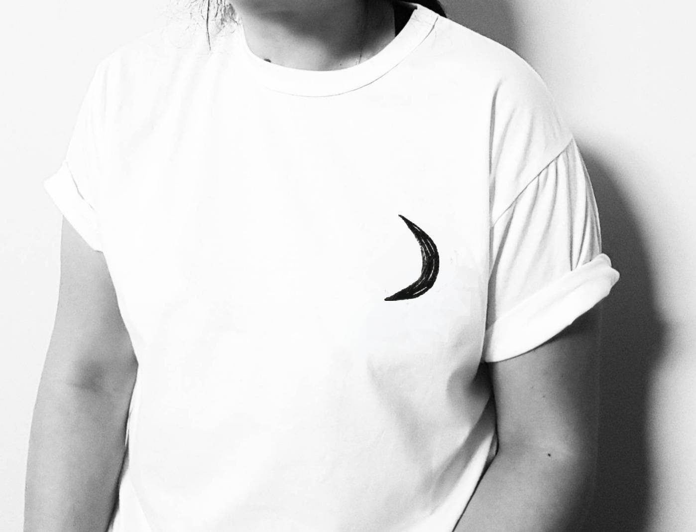 T-shirt lune, chemise imprimée à la main UNISEX, demi-lune minimaliste, phase de lune, impression en bloc lino, design céleste estampillé à la main, mode éthique