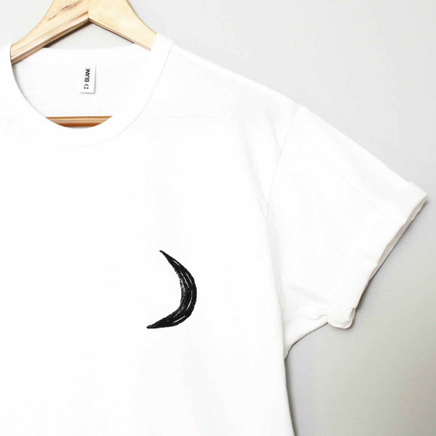 T-shirt lune, chemise imprimée à la main UNISEX, demi-lune minimaliste, phase de lune, impression en bloc lino, design céleste estampillé à la main, mode éthique