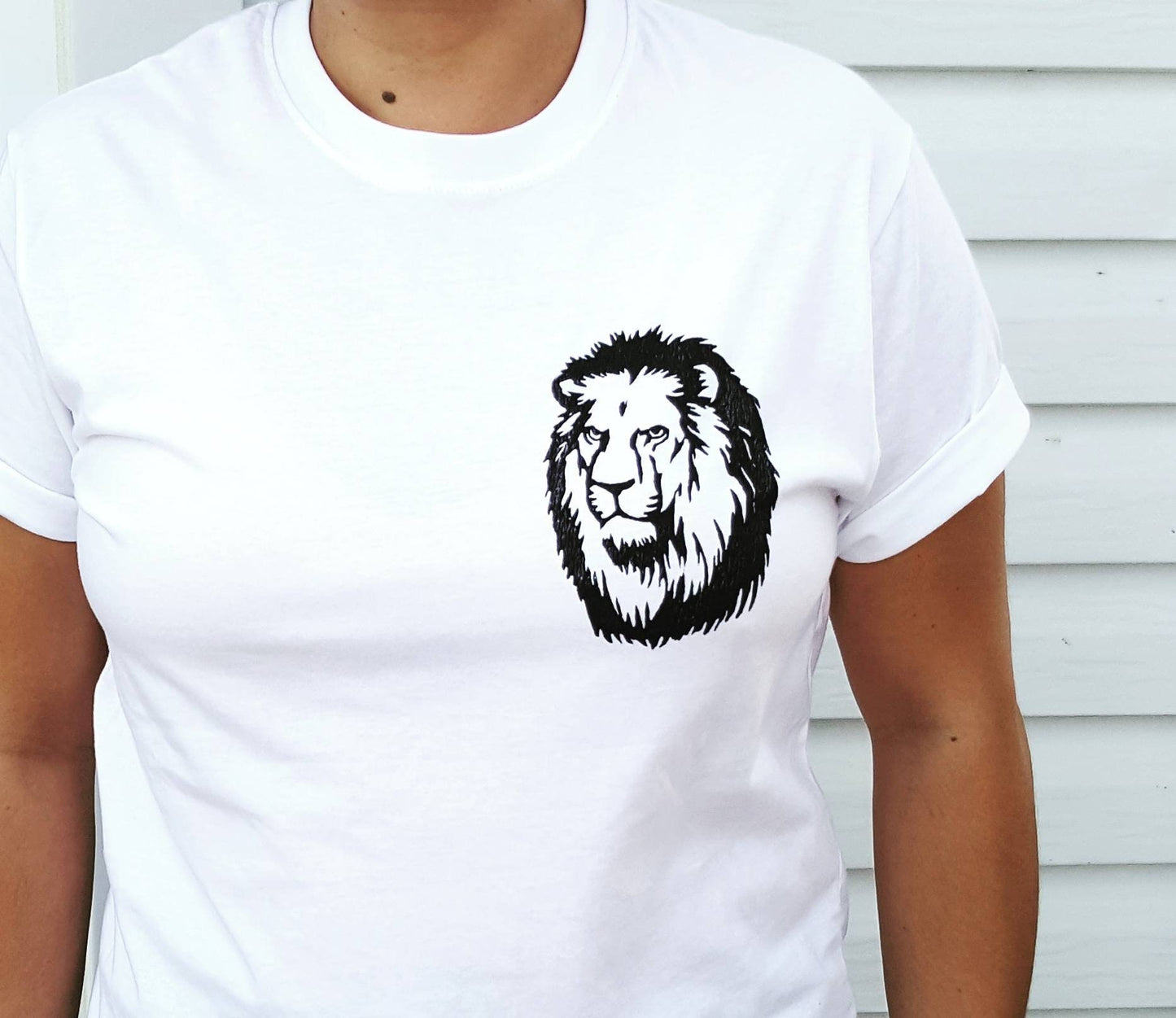 T-shirt lion, chemise lion UNISEX, tee-shirt imprimé à la main, vêtements pour animaux, design lino estampillé à la main, impression en bloc, t-shirt linocut, tee-shirt imprimé félin