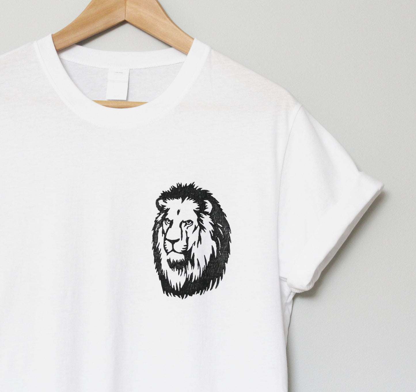 T-shirt lion, chemise lion UNISEX, tee-shirt imprimé à la main, vêtements pour animaux, design lino estampillé à la main, impression en bloc, t-shirt linocut, tee-shirt imprimé félin