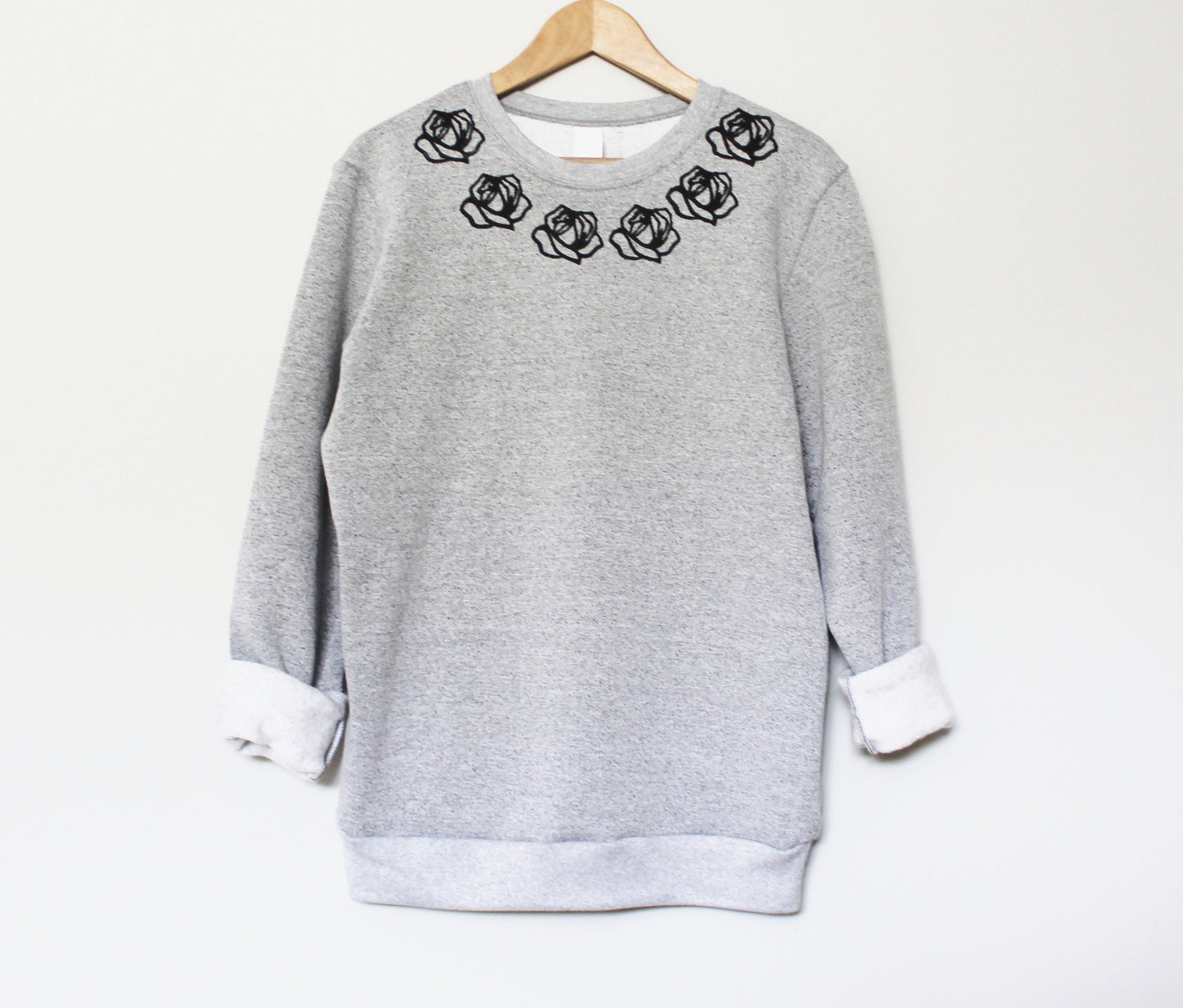 Sweat-shirt rose, col d’équipage unisexe imprimé roses noires, motif de col floral minimaliste estampillé à la main, imprimé lino, pull gris, pull en polaire