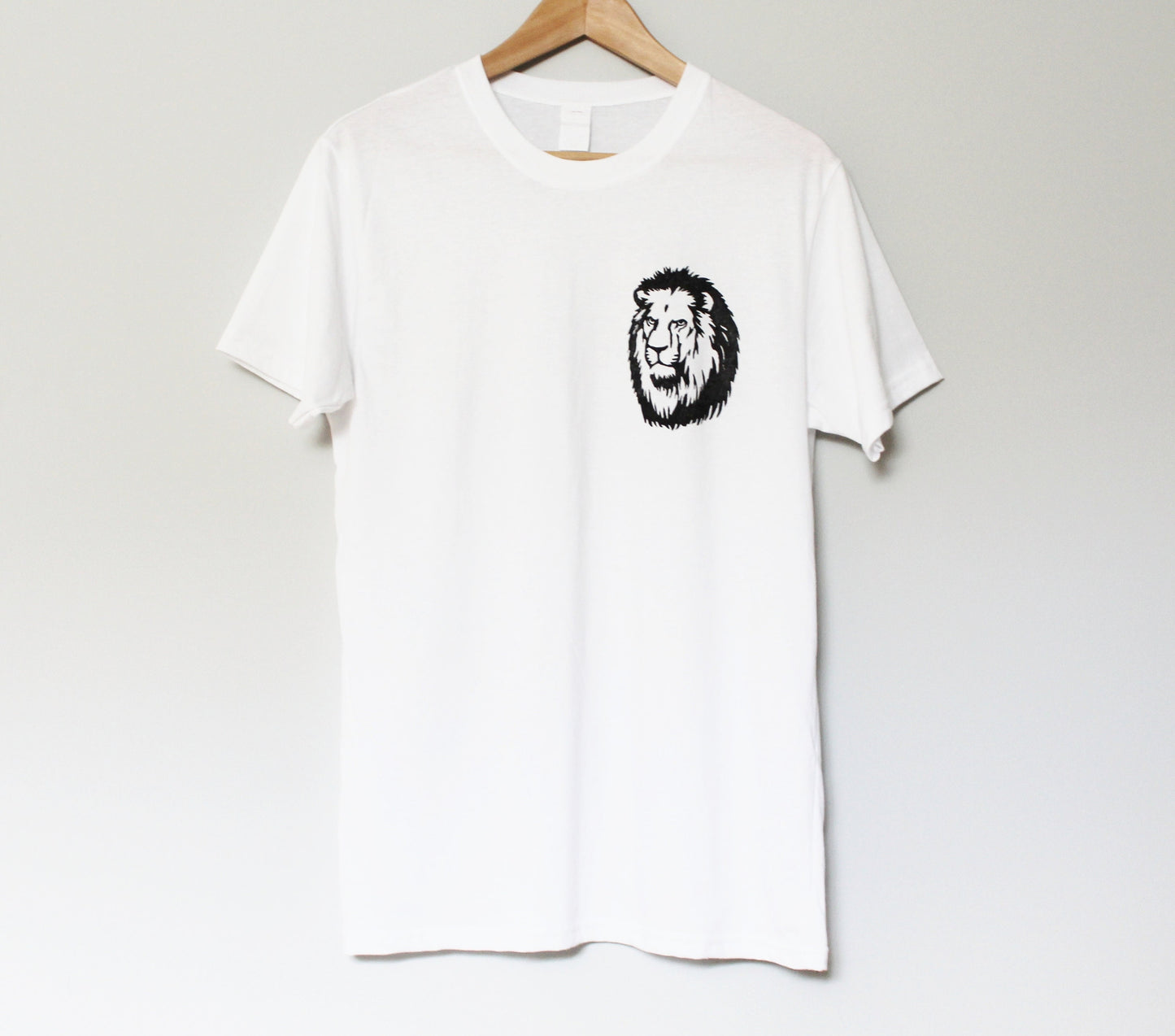T-shirt lion, chemise lion UNISEX, tee-shirt imprimé à la main, vêtements pour animaux, design lino estampillé à la main, impression en bloc, t-shirt linocut, tee-shirt imprimé félin