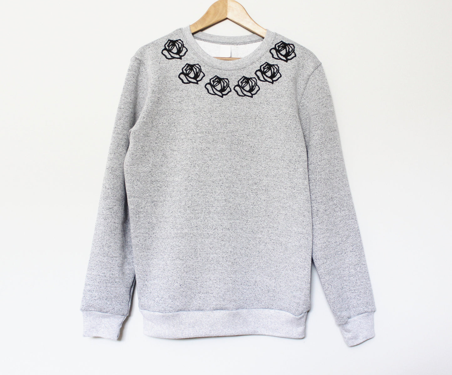 Sweat-shirt rose, col d’équipage unisexe imprimé roses noires, motif de col floral minimaliste estampillé à la main, imprimé lino, pull gris, pull en polaire
