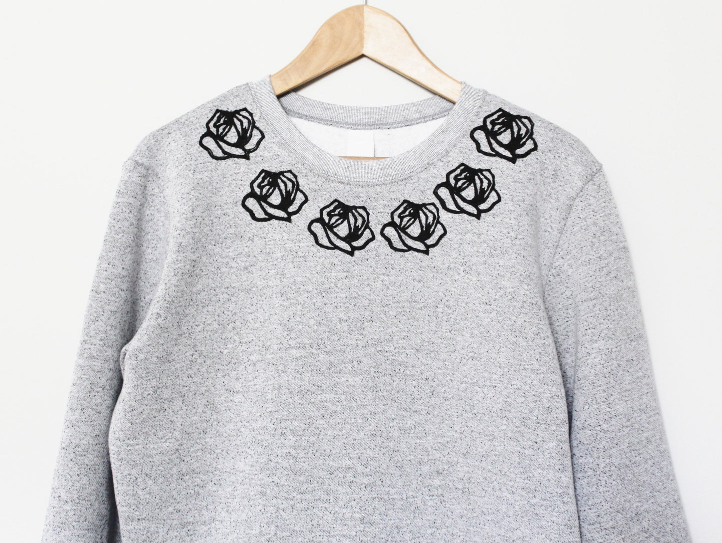 Sweat-shirt rose, col d’équipage unisexe imprimé roses noires, motif de col floral minimaliste estampillé à la main, imprimé lino, pull gris, pull en polaire