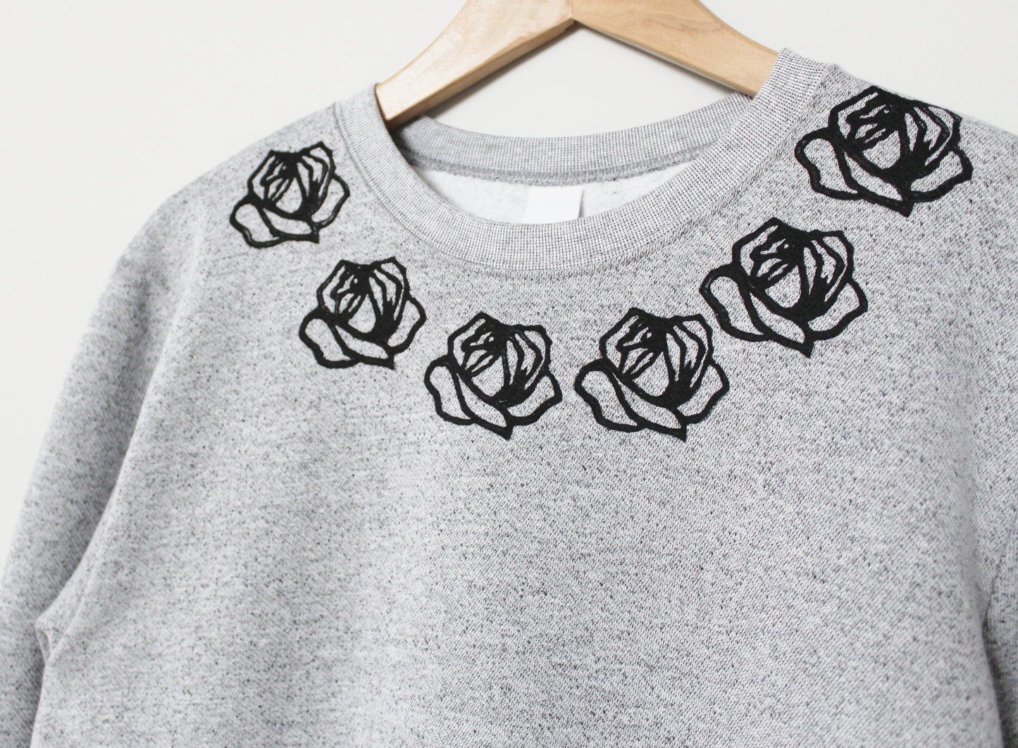 Sweat-shirt rose, col d’équipage unisexe imprimé roses noires, motif de col floral minimaliste estampillé à la main, imprimé lino, pull gris, pull en polaire