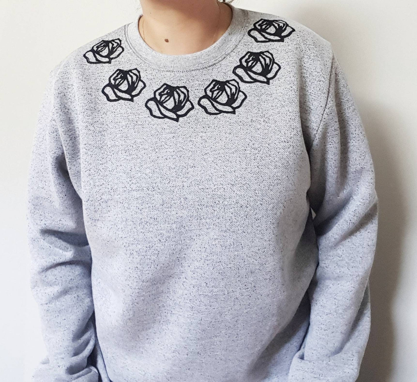 Sweat-shirt rose, col d’équipage unisexe imprimé roses noires, motif de col floral minimaliste estampillé à la main, imprimé lino, pull gris, pull en polaire