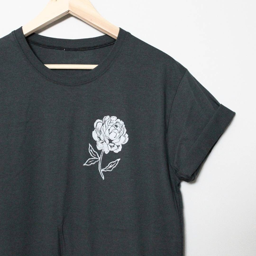 T-shirt pivoine, t-shirt imprimé floral UNISEX, fleur blanche vintage imprimée à la main, tee-shirt au charbon botanique, impression en bloc estampillée à la main, design lino