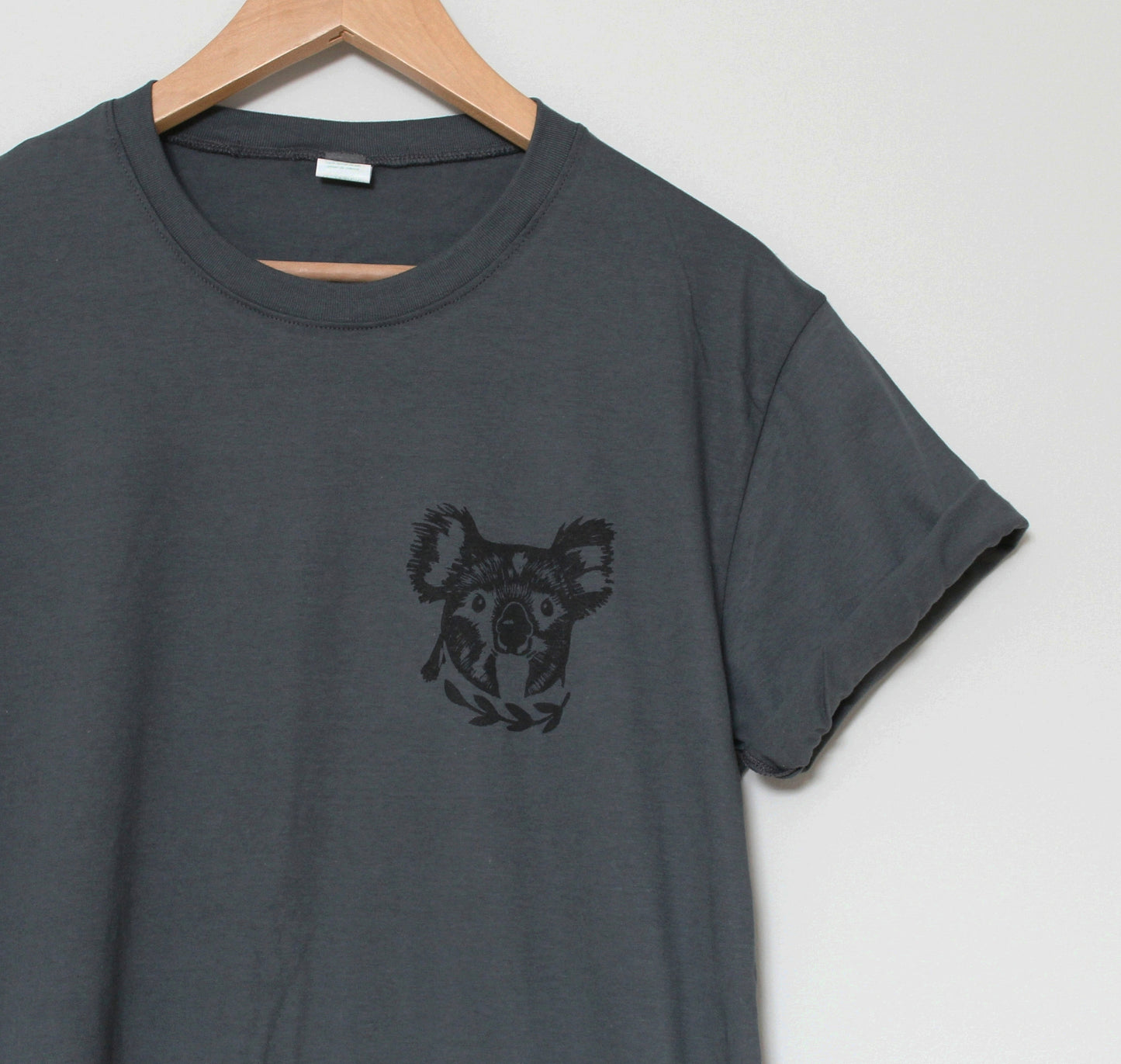 T-shirt koala, t-shirt unisexe ours koala, illustration animale imprimée à la main, tee-shirt blanc gris anthracite, impression en bloc estampillée à la main, design lino