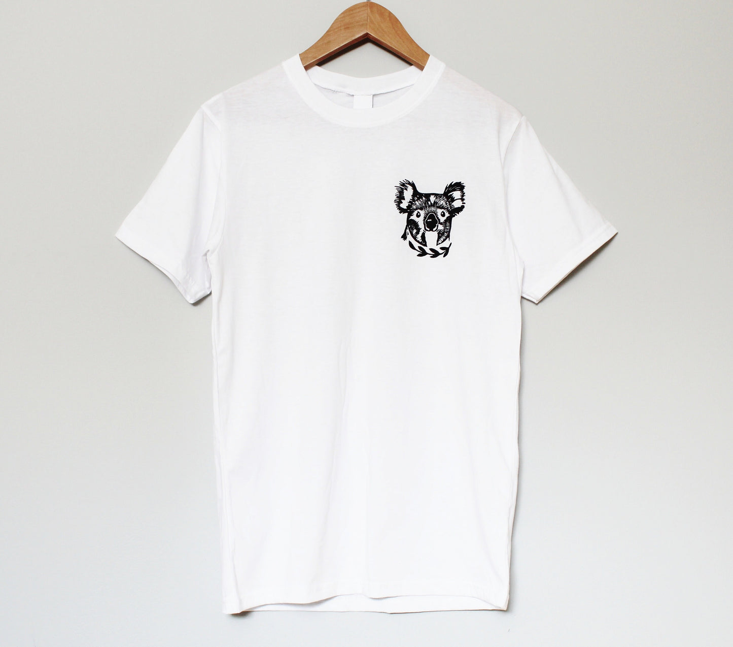 T-shirt koala, t-shirt unisexe ours koala, illustration animale imprimée à la main, tee-shirt blanc gris anthracite, impression en bloc estampillée à la main, design lino
