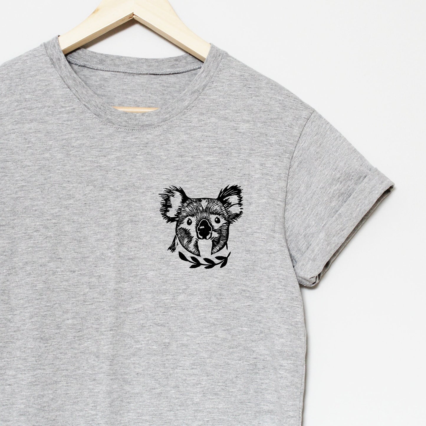 T-shirt koala, t-shirt unisexe ours koala, illustration animale imprimée à la main, tee-shirt blanc gris anthracite, impression en bloc estampillée à la main, design lino