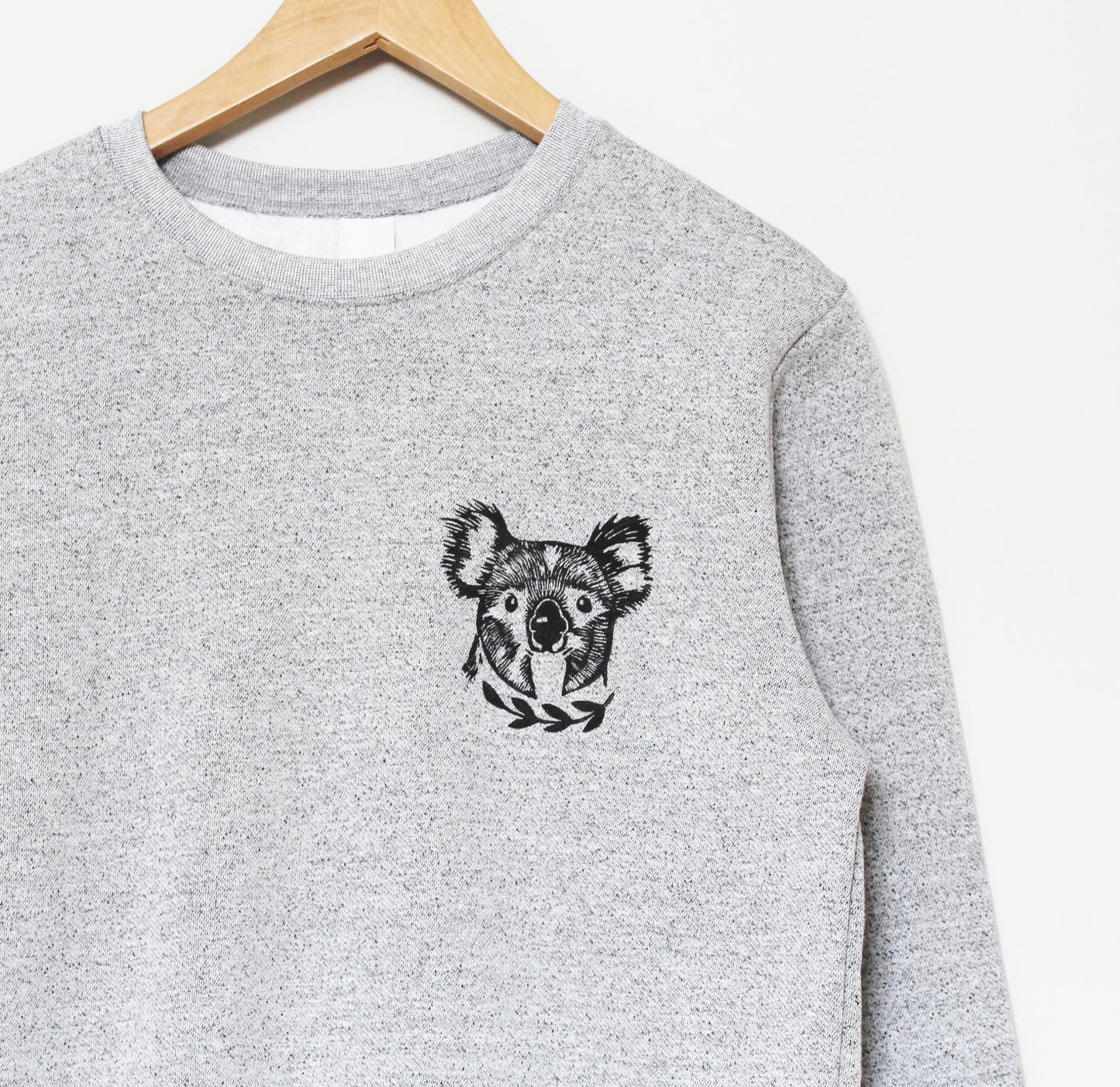 Sweat-shirt Koala, col d’équipage unisexe koala ours, pull gris estampillé à la main linoprint, vêtements imprimés à la main, pull en polaire, mode éthique