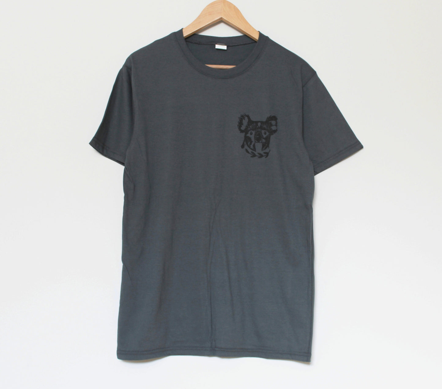 T-shirt koala, t-shirt unisexe ours koala, illustration animale imprimée à la main, tee-shirt blanc gris anthracite, impression en bloc estampillée à la main, design lino