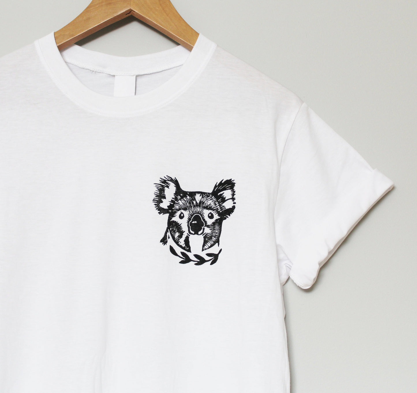 T-shirt koala, t-shirt unisexe ours koala, illustration animale imprimée à la main, tee-shirt blanc gris anthracite, impression en bloc estampillée à la main, design lino