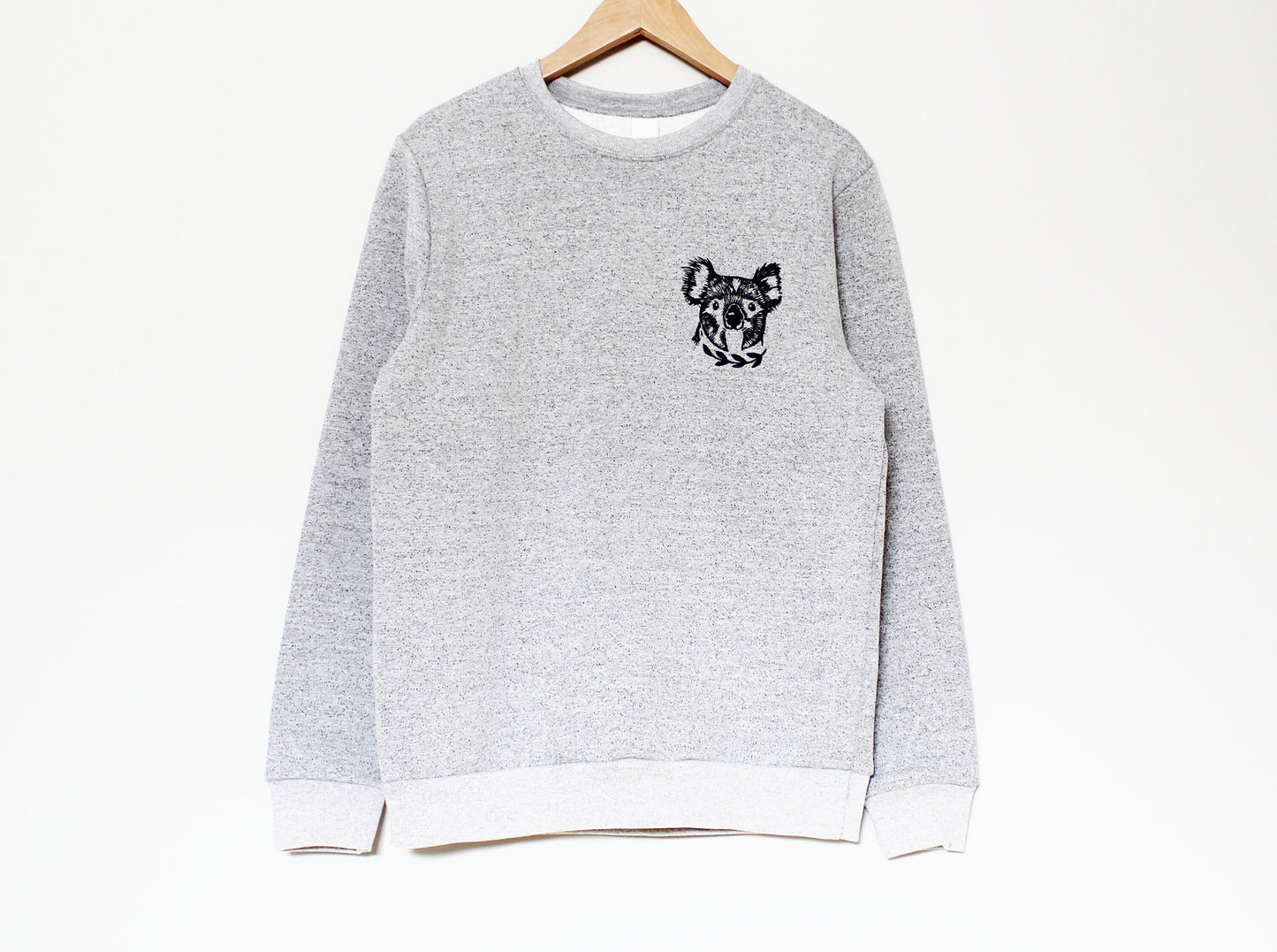 Sweat-shirt Koala, col d’équipage unisexe koala ours, pull gris estampillé à la main linoprint, vêtements imprimés à la main, pull en polaire, mode éthique