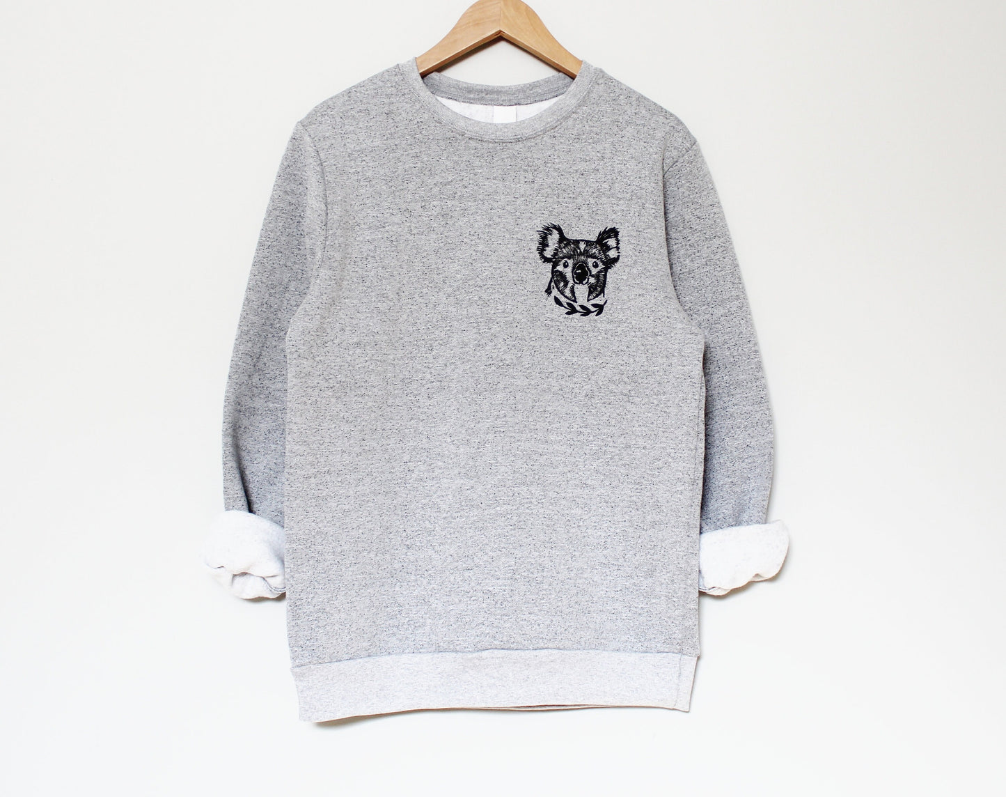 Sweat-shirt Koala, col d’équipage unisexe koala ours, pull gris estampillé à la main linoprint, vêtements imprimés à la main, pull en polaire, mode éthique