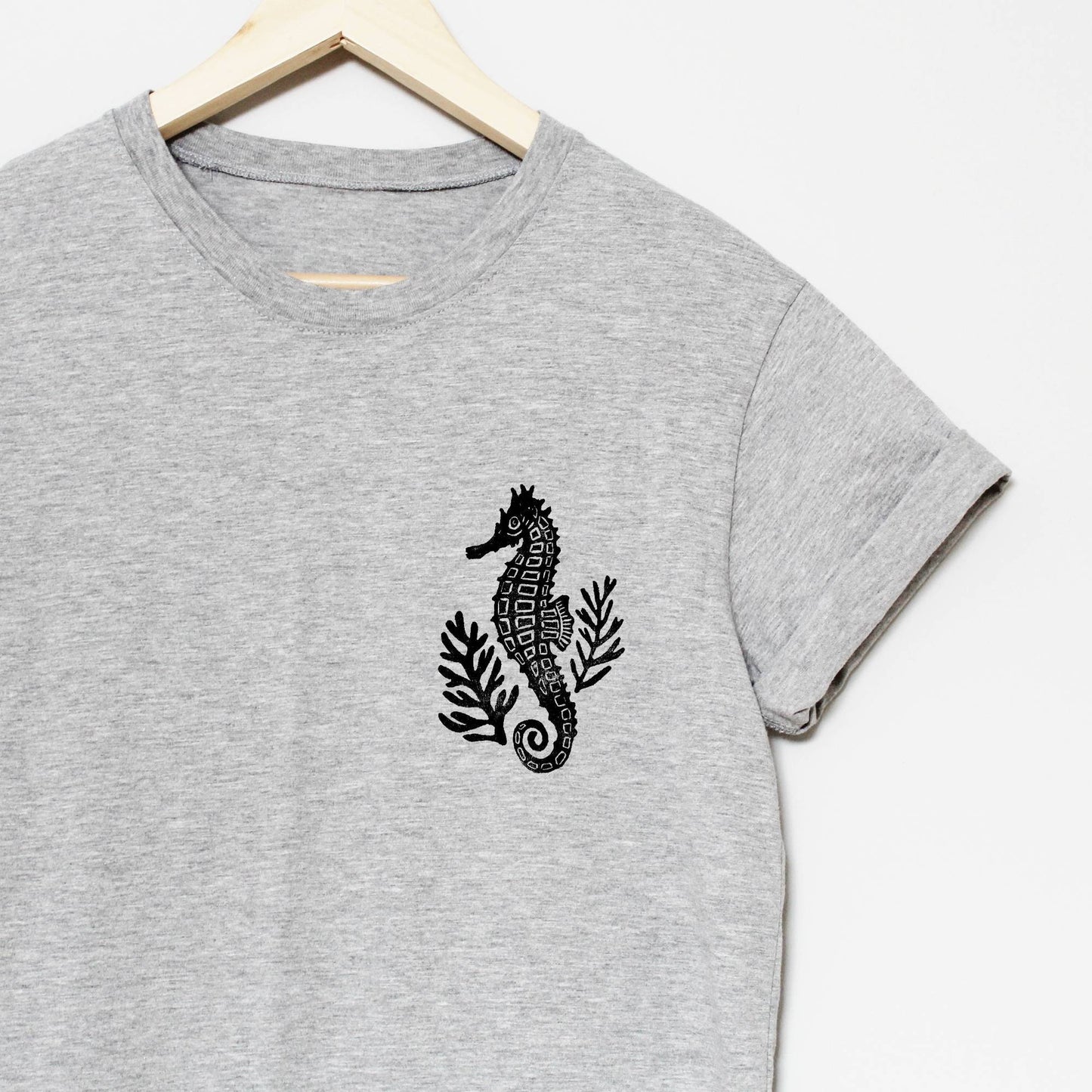 T-shirt hippocampe, t-shirt UNISEXE amoureux de la mer, illustration d’hippocampe imprimée à la main, tee-shirt d’été de plage, impression en bloc estampillée à la main, design lino