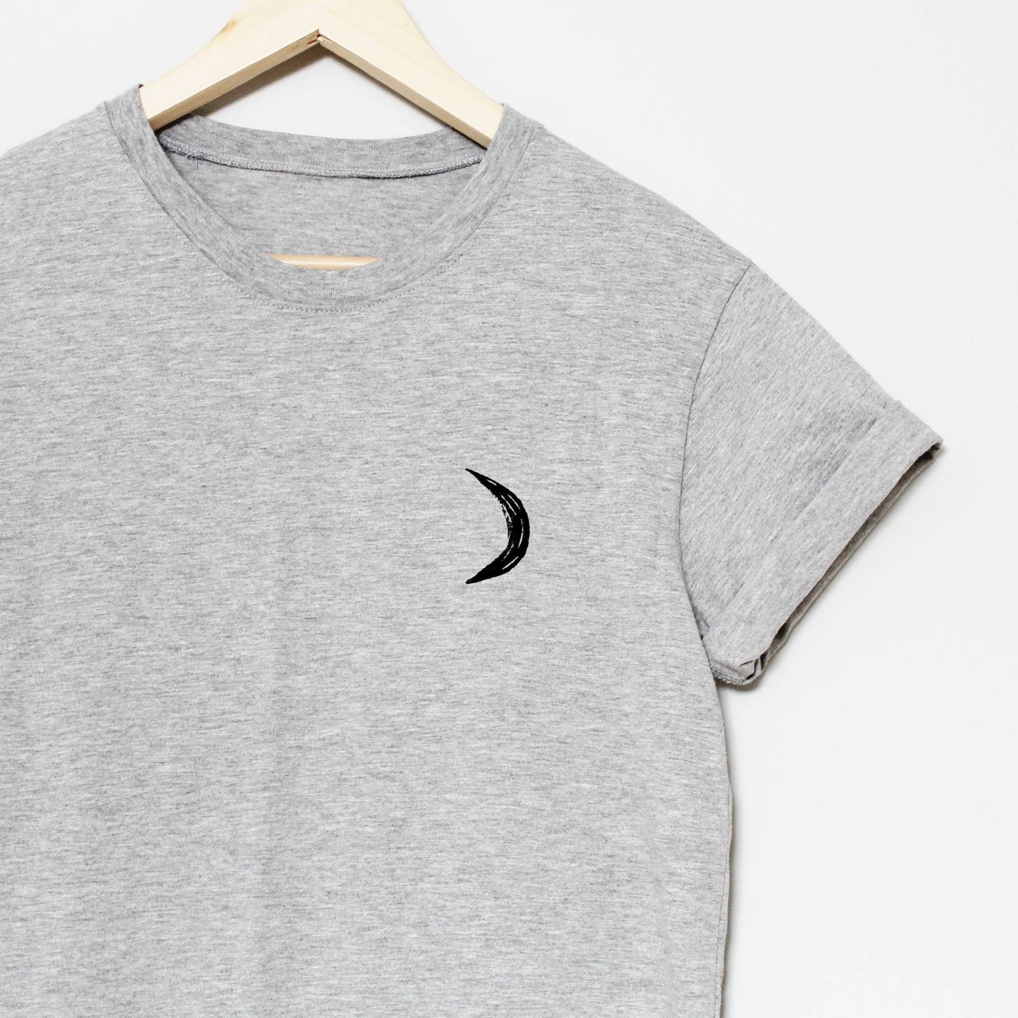 T-shirt lune, chemise imprimée à la main UNISEX, demi-lune minimaliste, phase de lune, impression en bloc lino, design céleste estampillé à la main, mode éthique