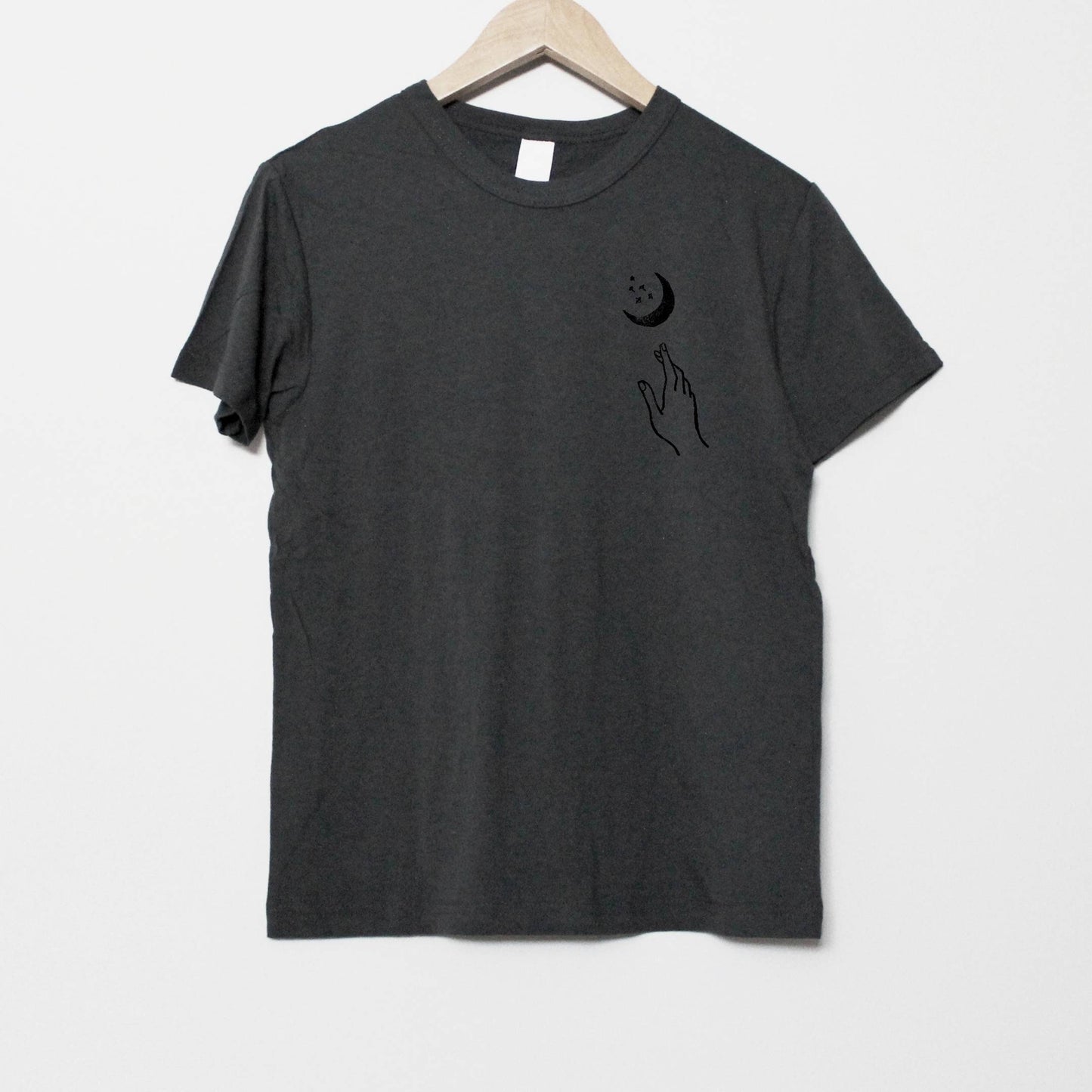 T-shirt main et lune, chemise imprimée à la main UNISEX, demi-lune minimaliste, imprimé bloc lino, design céleste estampillé à la main, mode éthique