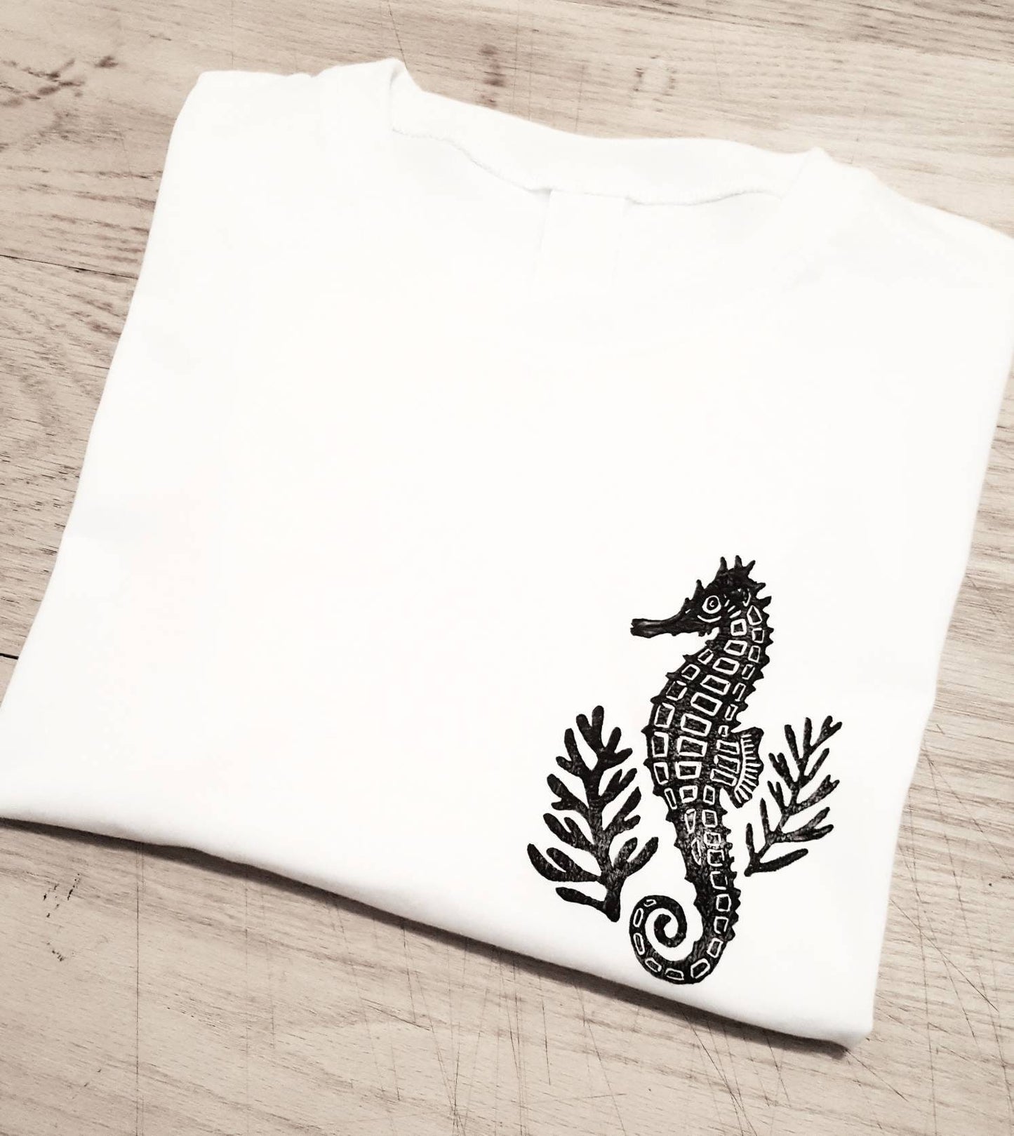 T-shirt hippocampe, t-shirt UNISEXE amoureux de la mer, illustration d’hippocampe imprimée à la main, tee-shirt d’été de plage, impression en bloc estampillée à la main, design lino