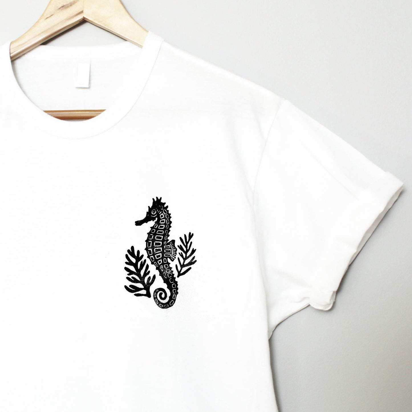 T-shirt hippocampe, t-shirt UNISEXE amoureux de la mer, illustration d’hippocampe imprimée à la main, tee-shirt d’été de plage, impression en bloc estampillée à la main, design lino