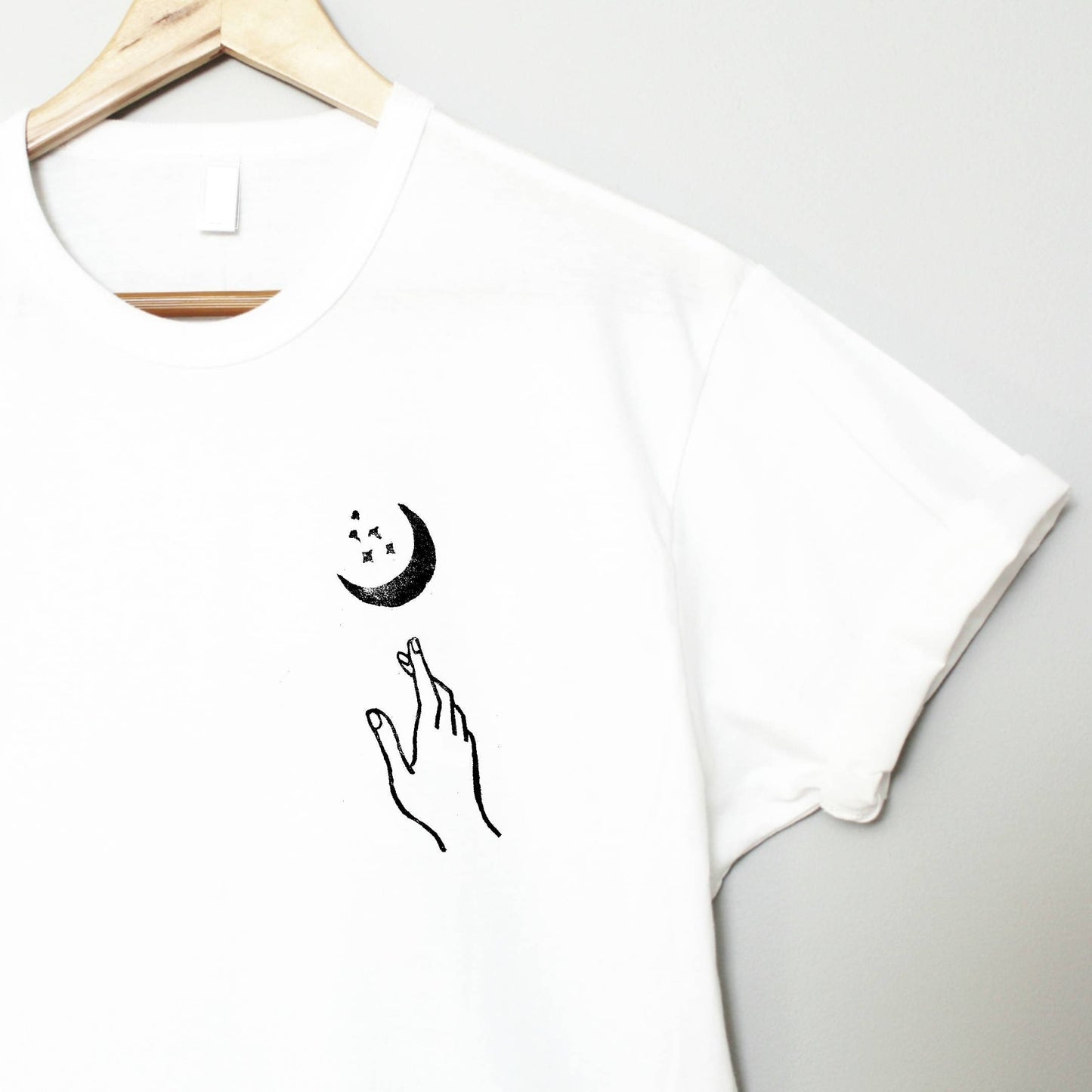 T-shirt main et lune, chemise imprimée à la main UNISEX, demi-lune minimaliste, imprimé bloc lino, design céleste estampillé à la main, mode éthique