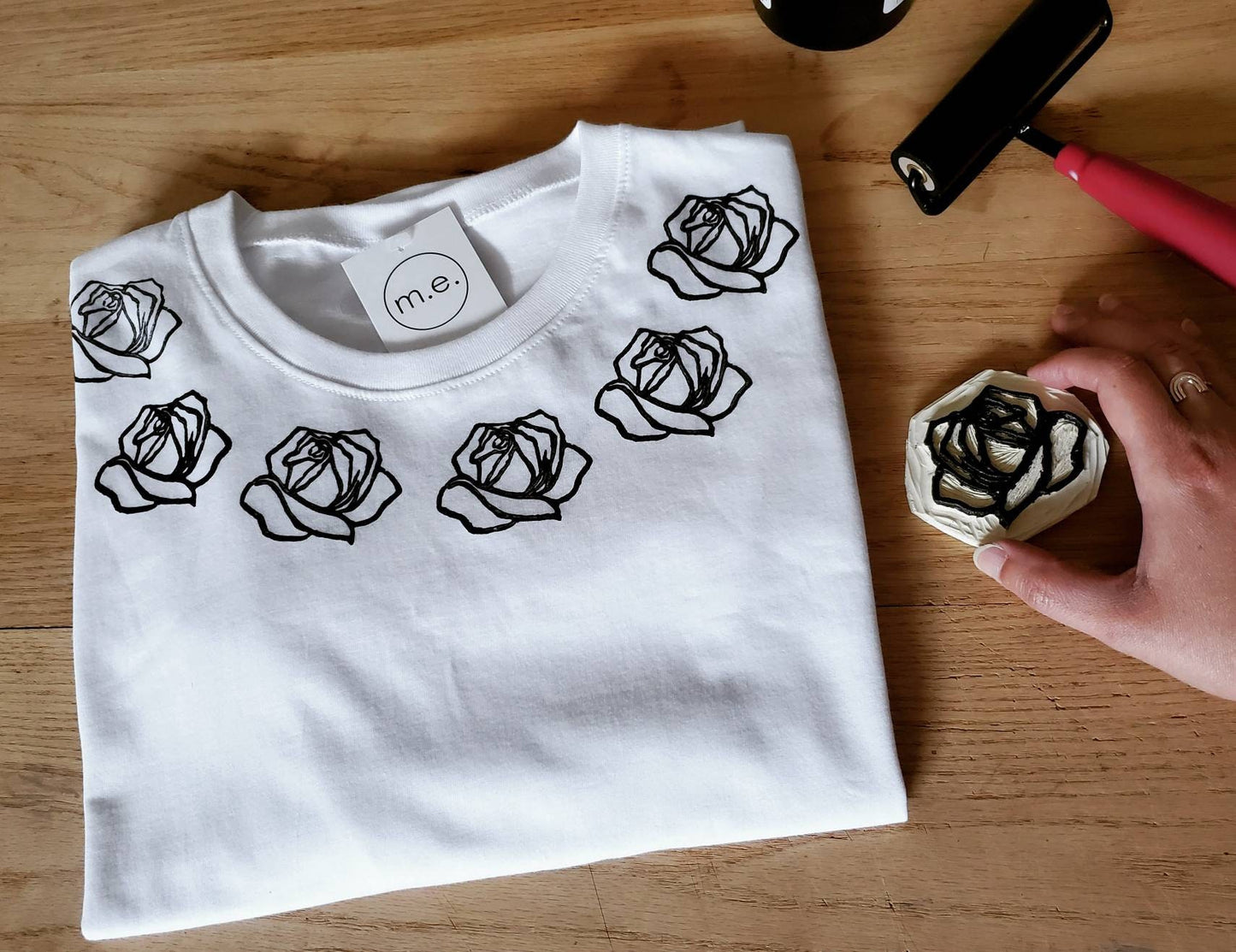 T-shirt roses, chemise à fleurs imprimée à la main UNISEX, imprimé bloc floral minimaliste, roses estampillées à la main autour du col, mode éthique