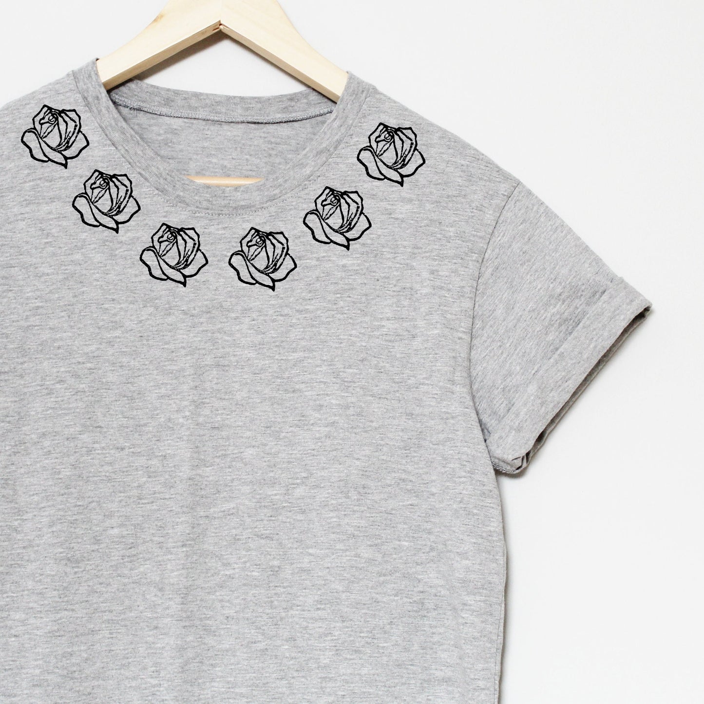 T-shirt roses, chemise à fleurs imprimée à la main UNISEX, imprimé bloc floral minimaliste, roses estampillées à la main autour du col, mode éthique