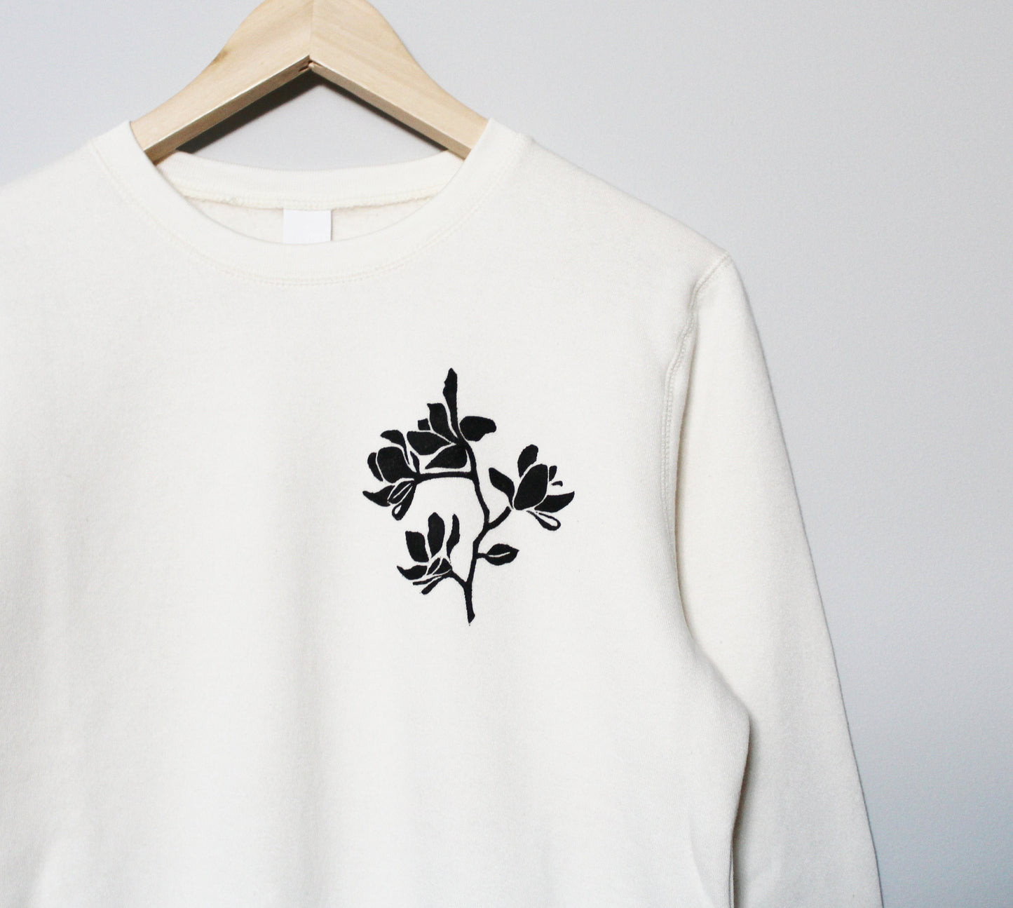Sweat-shirt fleur de magnolia, col d'équipage UNISEX en bambou, imprimé botanique floral, pull en coton biologique naturel, estampillé à la main, mode éthique