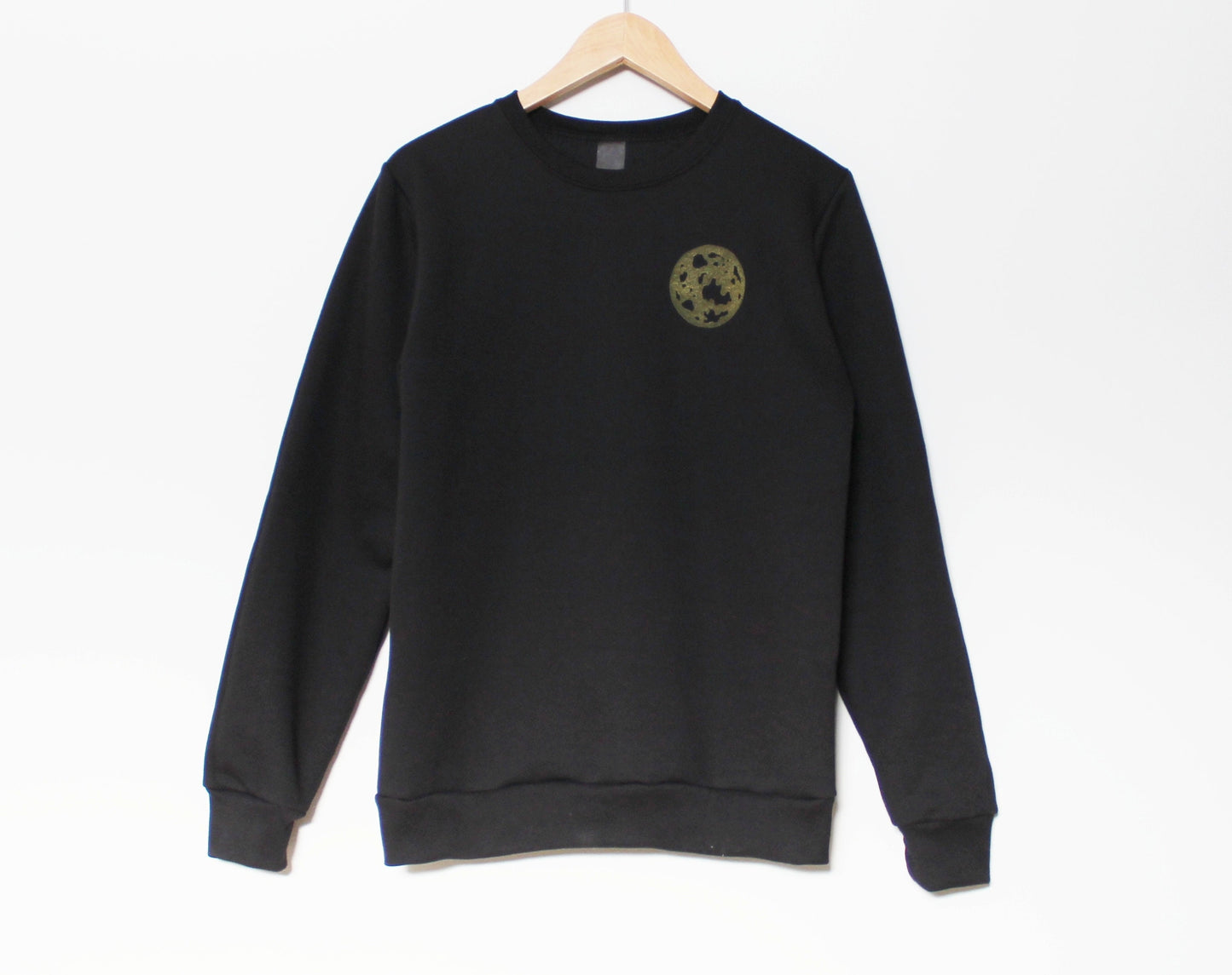 Sweat-shirt lune, col d’équipage unisexe pleine lune, design céleste imprimé à la main unique, pull doux noir et or, mode éthique