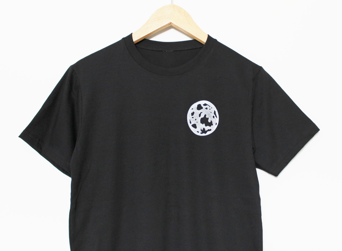 T-shirt pleine lune, tee-shirt imprimé à la main UNISEX, lune minimaliste blanche ou dorée, impression en bloc lino, design céleste estampillé à la main, mode éthique