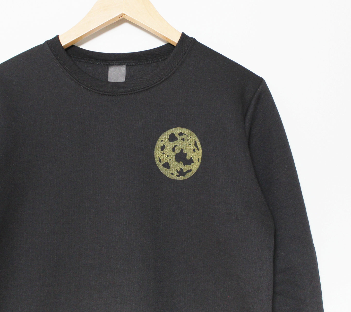 Sweat-shirt lune, col d’équipage unisexe pleine lune, design céleste imprimé à la main unique, pull doux noir et or, mode éthique