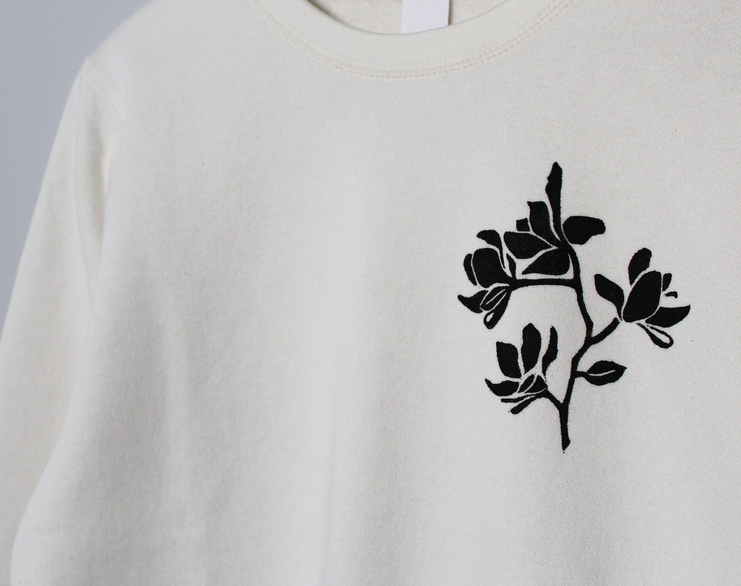 Sweat-shirt fleur de magnolia, col d'équipage UNISEX en bambou, imprimé botanique floral, pull en coton biologique naturel, estampillé à la main, mode éthique
