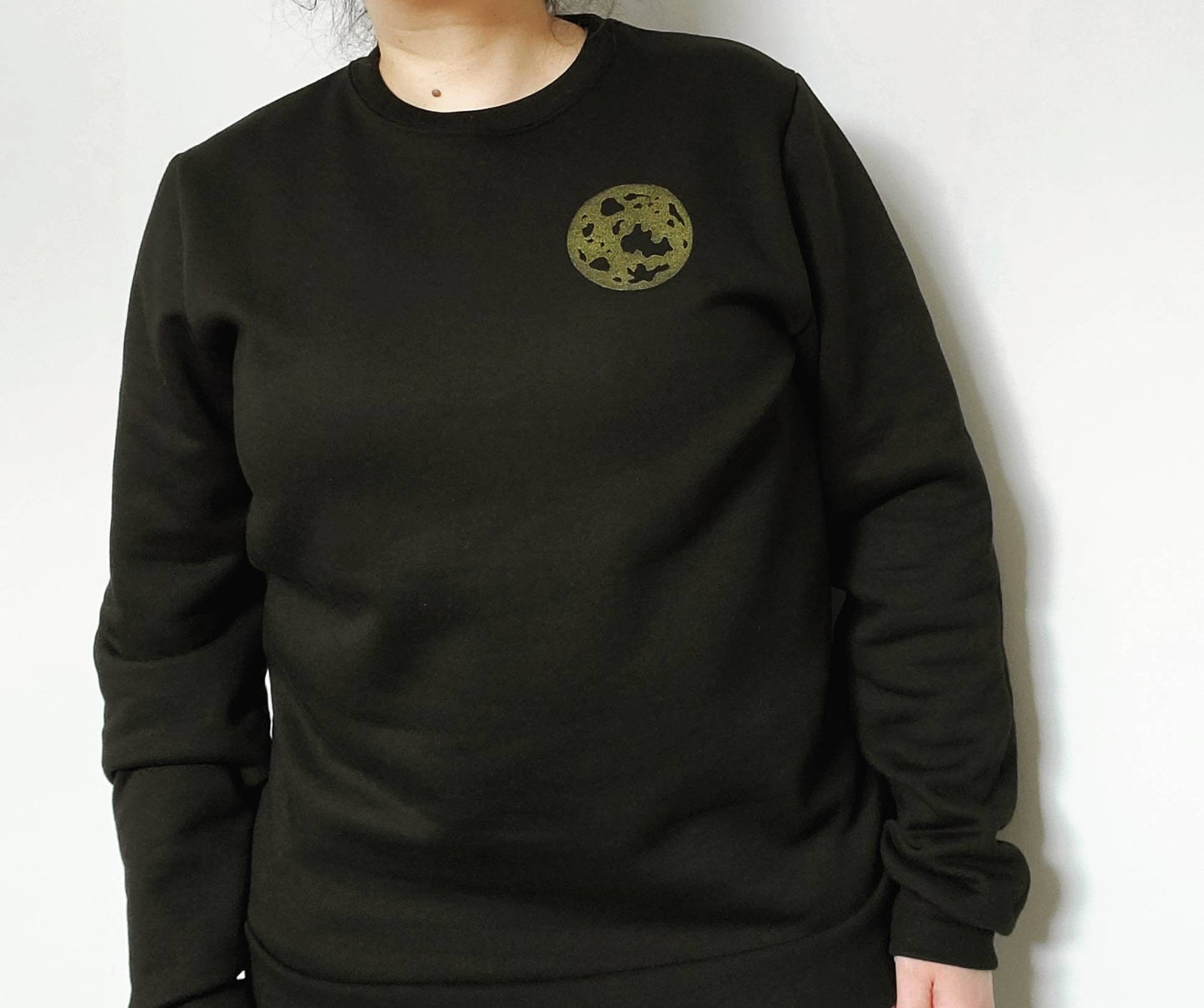 Sweat-shirt lune, col d’équipage unisexe pleine lune, design céleste imprimé à la main unique, pull doux noir et or, mode éthique
