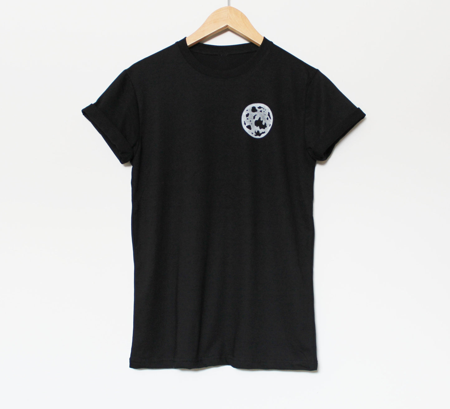 T-shirt pleine lune, tee-shirt imprimé à la main UNISEX, lune minimaliste blanche ou dorée, impression en bloc lino, design céleste estampillé à la main, mode éthique