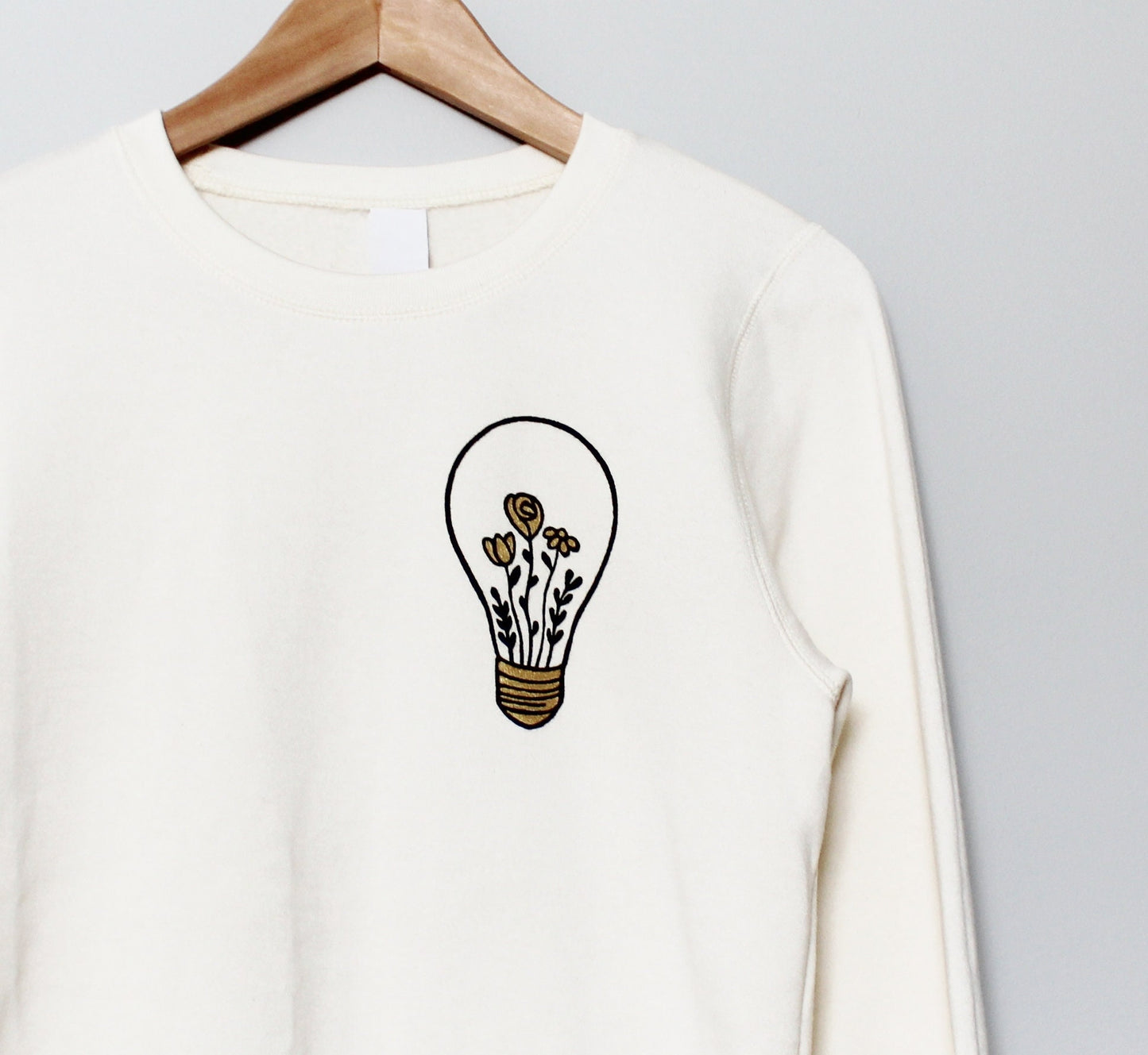 Sweat-shirt UNISEX graphique floral, ampoule peinte à la main avec des fleurs dorées, pull en bambou biologique naturel, mode éthique