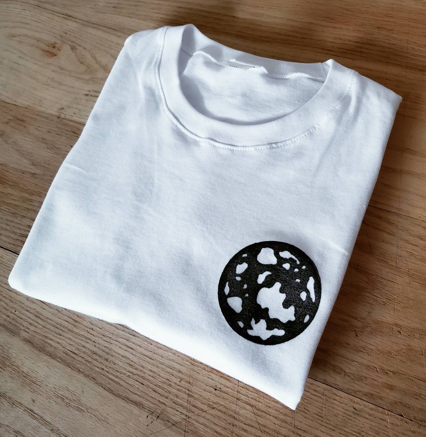 T-shirt pleine lune, tee-shirt imprimé à la main UNISEX, lune noire minimaliste, impression en bloc lino, design céleste estampillé à la main, mode éthique
