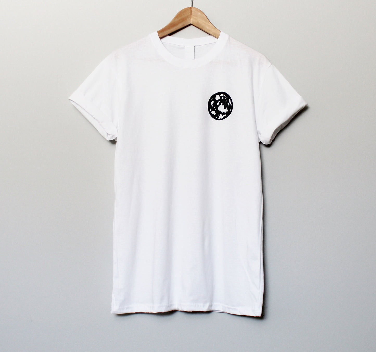 T-shirt pleine lune, tee-shirt imprimé à la main UNISEX, lune noire minimaliste, impression en bloc lino, design céleste estampillé à la main, mode éthique