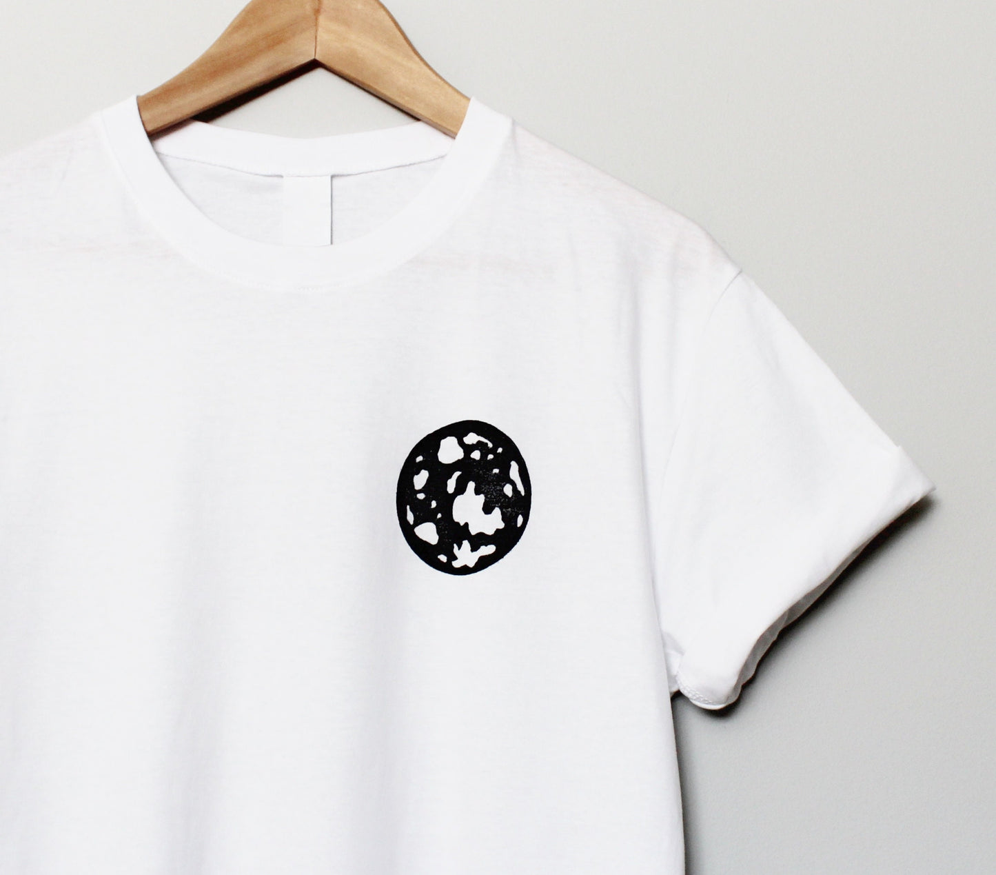 T-shirt pleine lune, tee-shirt imprimé à la main UNISEX, lune noire minimaliste, impression en bloc lino, design céleste estampillé à la main, mode éthique