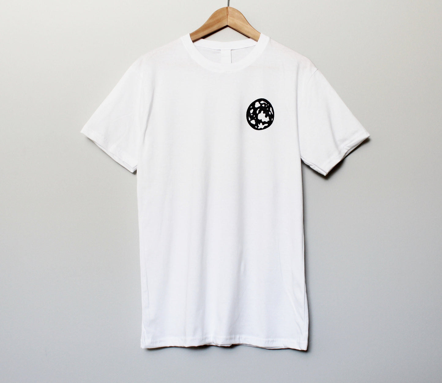 T-shirt pleine lune, tee-shirt imprimé à la main UNISEX, lune noire minimaliste, impression en bloc lino, design céleste estampillé à la main, mode éthique