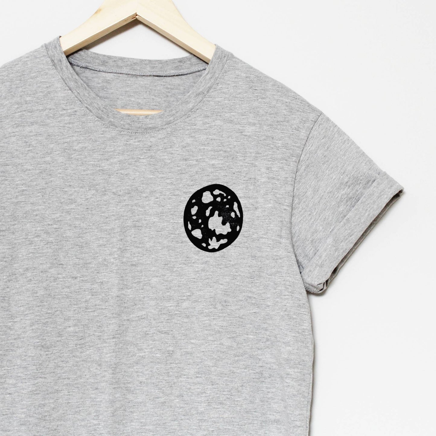 T-shirt pleine lune, tee-shirt imprimé à la main UNISEX, lune noire minimaliste, impression en bloc lino, design céleste estampillé à la main, mode éthique