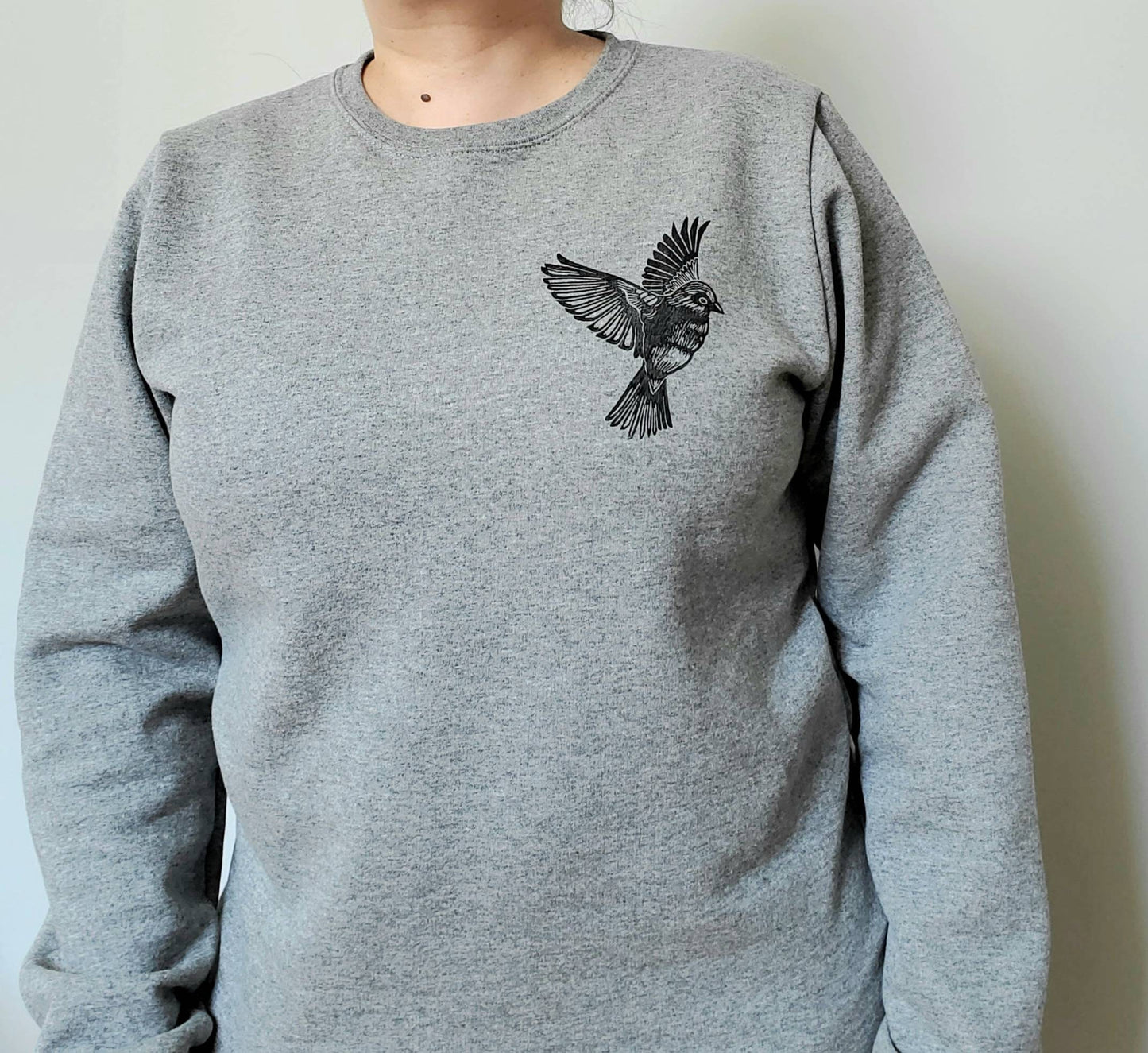 Sweat-shirt d’oiseau, col d’équipage imprimé à la main unisexe, illustration de moineau imprimé en bloc, pull en polaire douce, vêtements, mode éthique