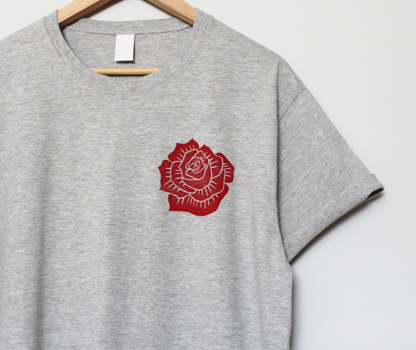 T-shirt rose rouge, chemise à fleurs imprimée à la main UNISEX, imprimé bloc floral minimaliste, tee-shirt lino botanique estampillé à la main, mode éthique