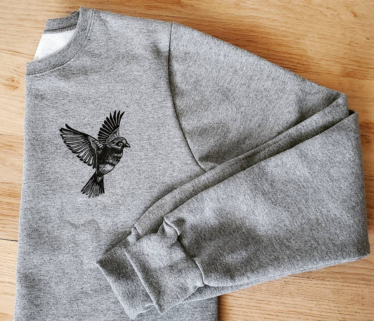 Sweat-shirt d’oiseau, col d’équipage imprimé à la main unisexe, illustration de moineau imprimé en bloc, pull en polaire douce, vêtements, mode éthique