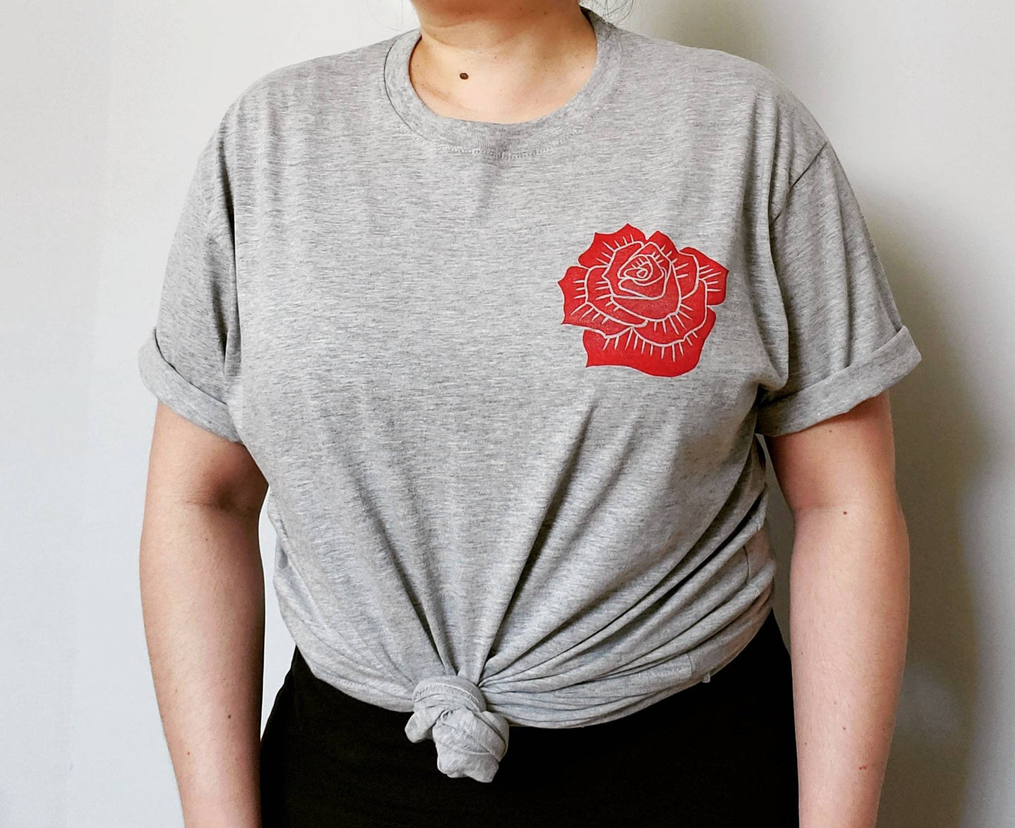 T-shirt rose rouge, chemise à fleurs imprimée à la main UNISEX, imprimé bloc floral minimaliste, tee-shirt lino botanique estampillé à la main, mode éthique