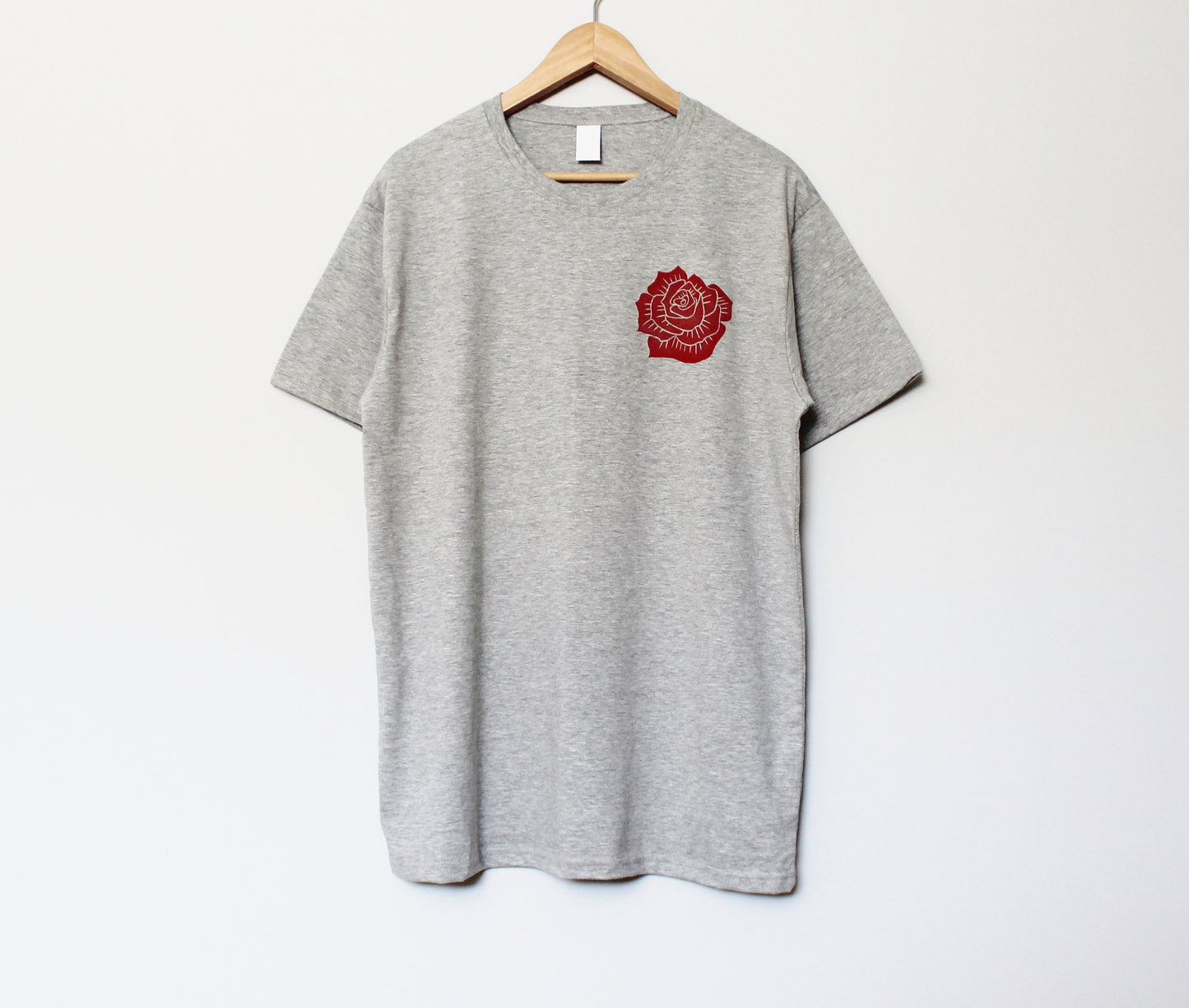 T-shirt rose rouge, chemise à fleurs imprimée à la main UNISEX, imprimé bloc floral minimaliste, tee-shirt lino botanique estampillé à la main, mode éthique