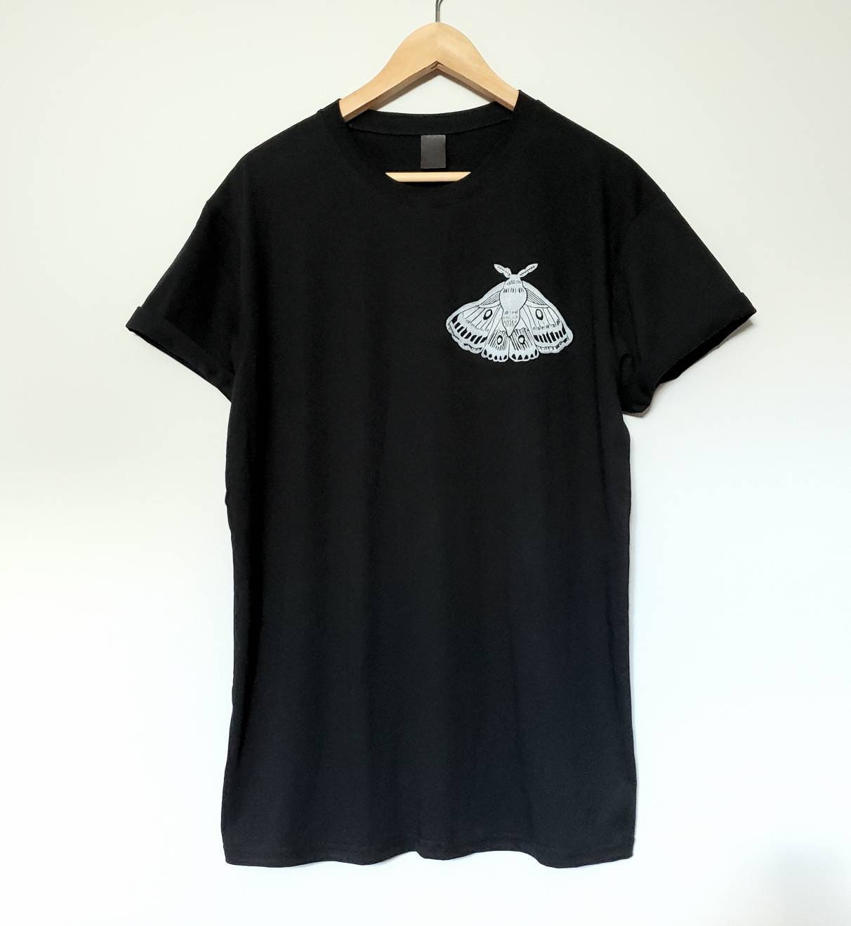 T-shirt Moth, t-shirt imprimé à la main UNISEX, tee-shirt imprimé en bloc unique, illustration de papillon empereur estampillée à la main, vêtements d’été, mode éthique