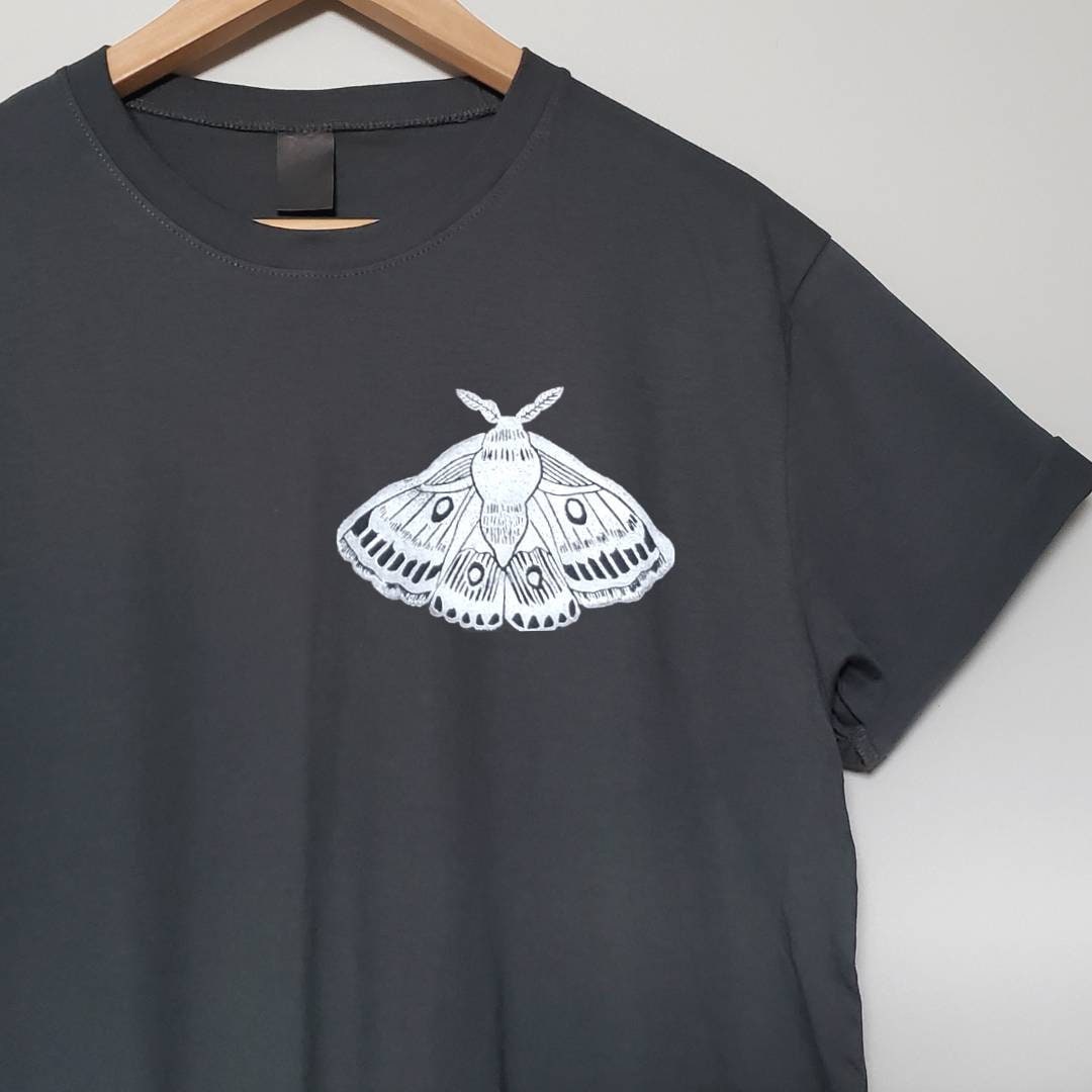 T-shirt Moth, t-shirt imprimé à la main UNISEX, tee-shirt imprimé en bloc unique, illustration de papillon empereur estampillée à la main, vêtements d’été, mode éthique