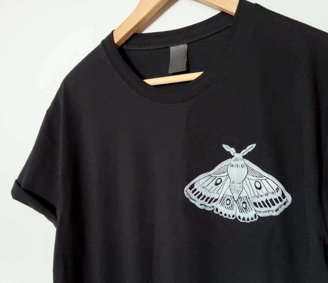 T-shirt Moth, t-shirt imprimé à la main UNISEX, tee-shirt imprimé en bloc unique, illustration de papillon empereur estampillée à la main, vêtements d’été, mode éthique