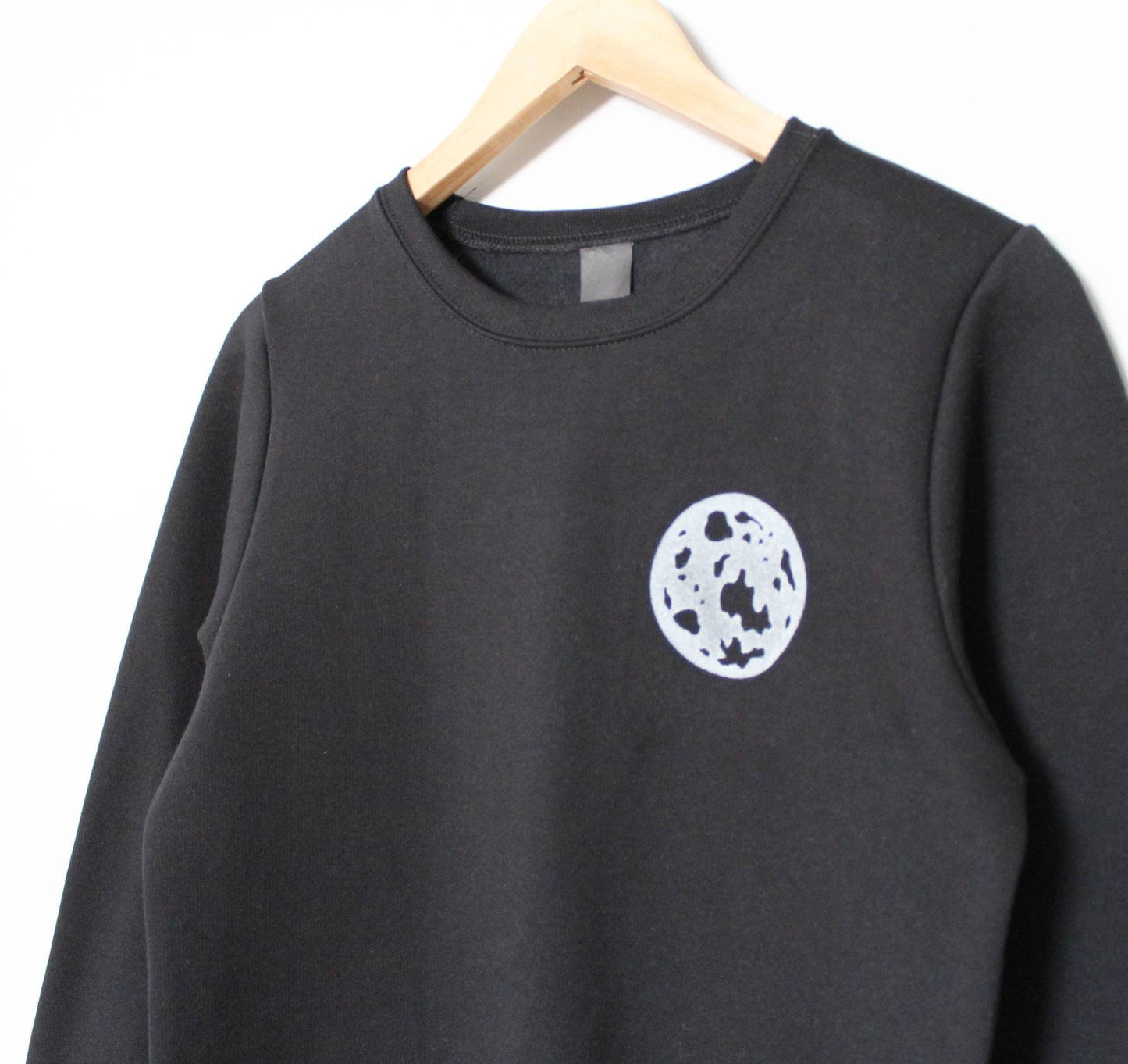 Sweat-shirt lune, col d’équipage unisexe pleine lune, design céleste imprimé à la main unique, pull doux noir et or, mode éthique