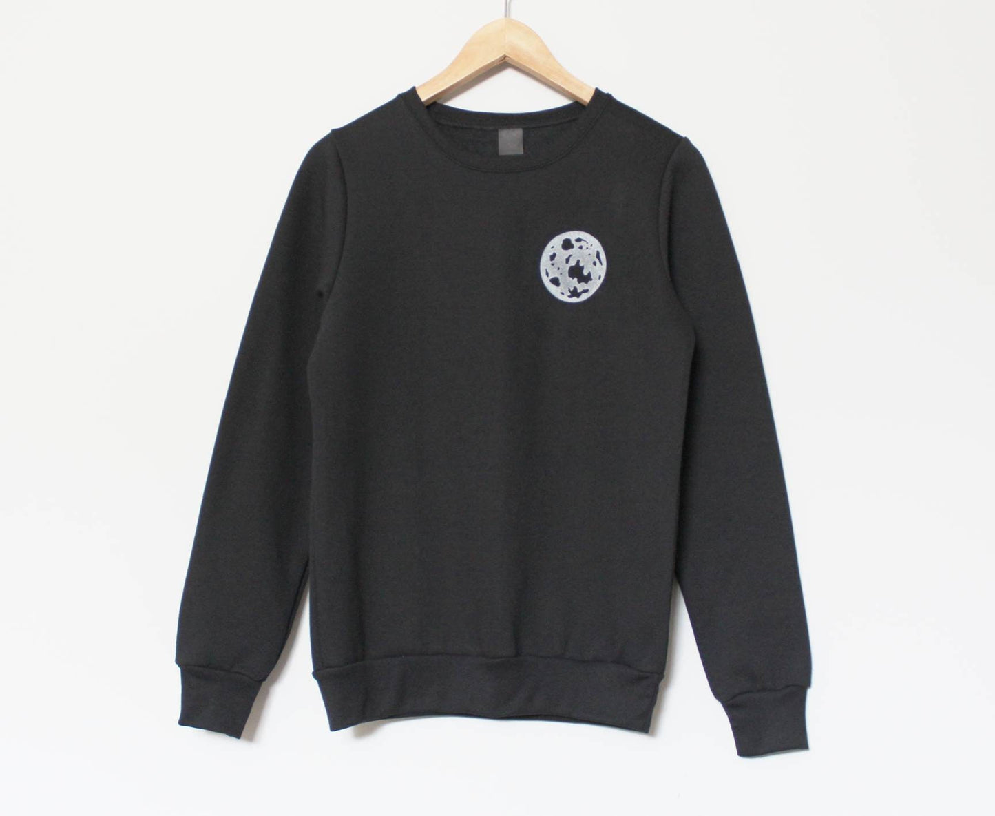 Sweat-shirt lune, col d’équipage unisexe pleine lune, design céleste imprimé à la main unique, pull doux noir et or, mode éthique